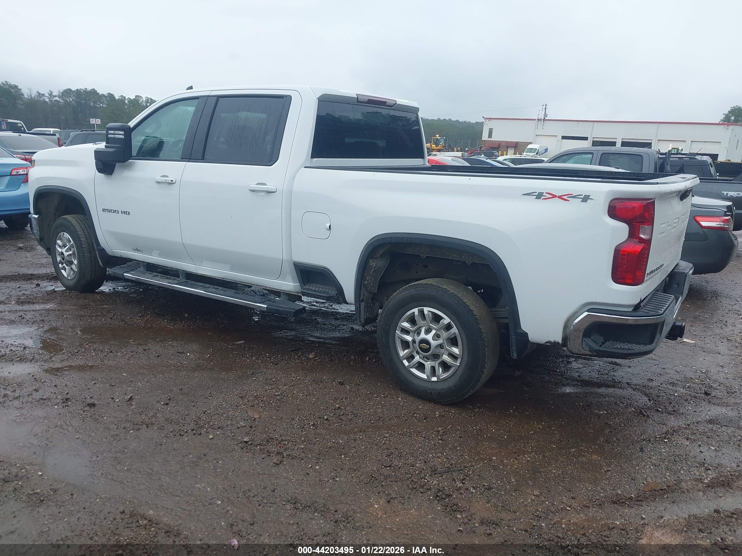 CHEVROLET SILVERADO image 3
