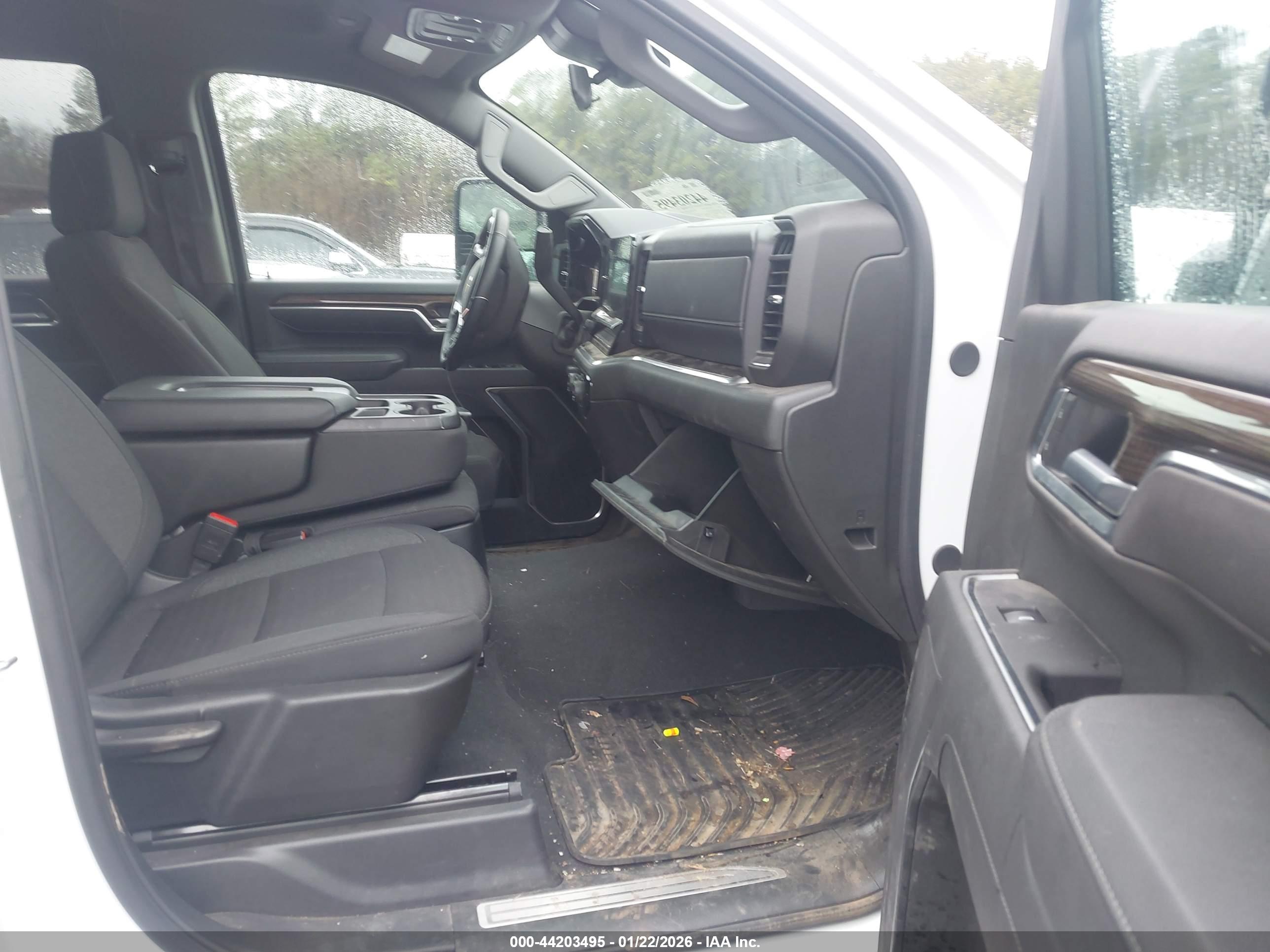 CHEVROLET SILVERADO image 5