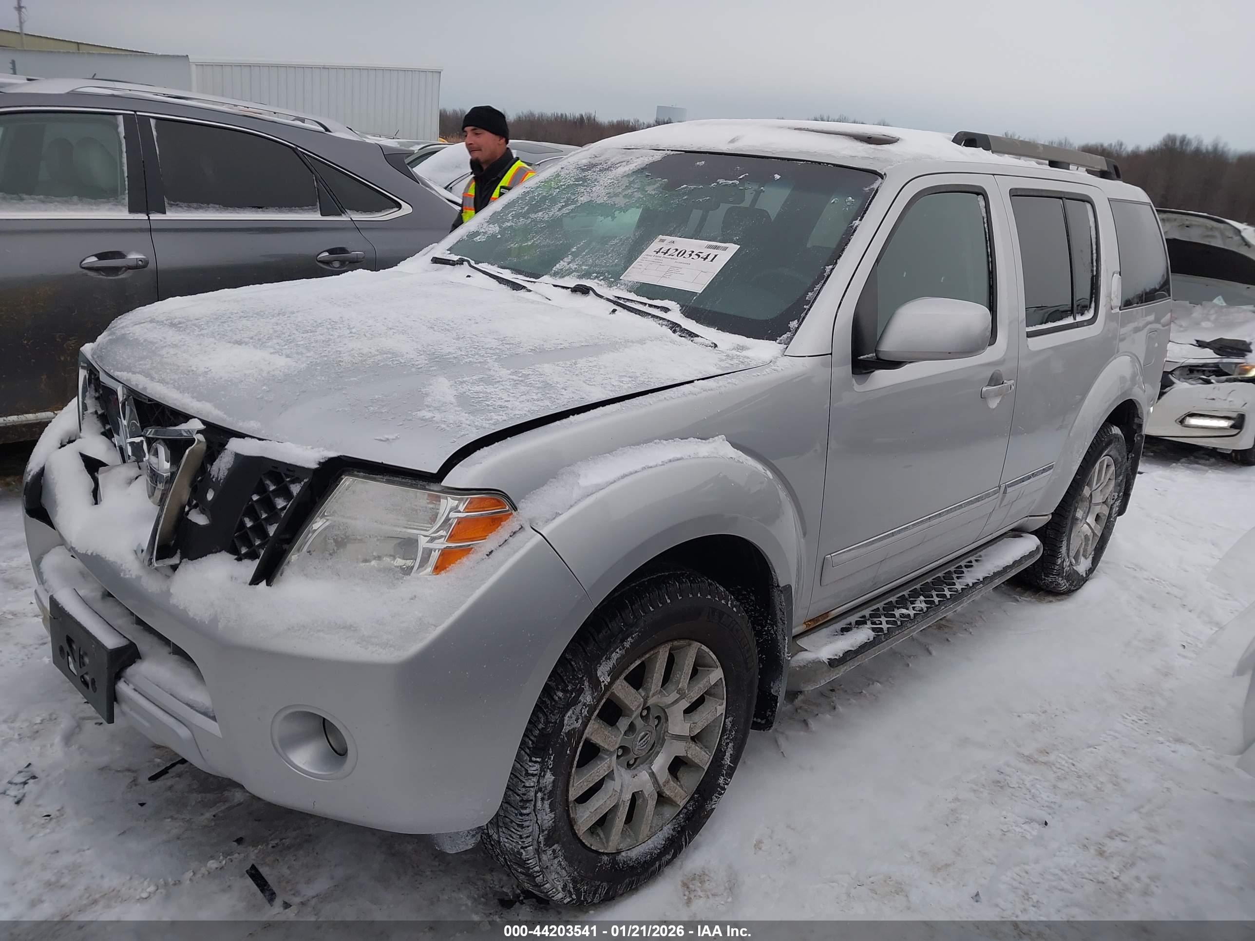 NISSAN PATHFINDER image 2
