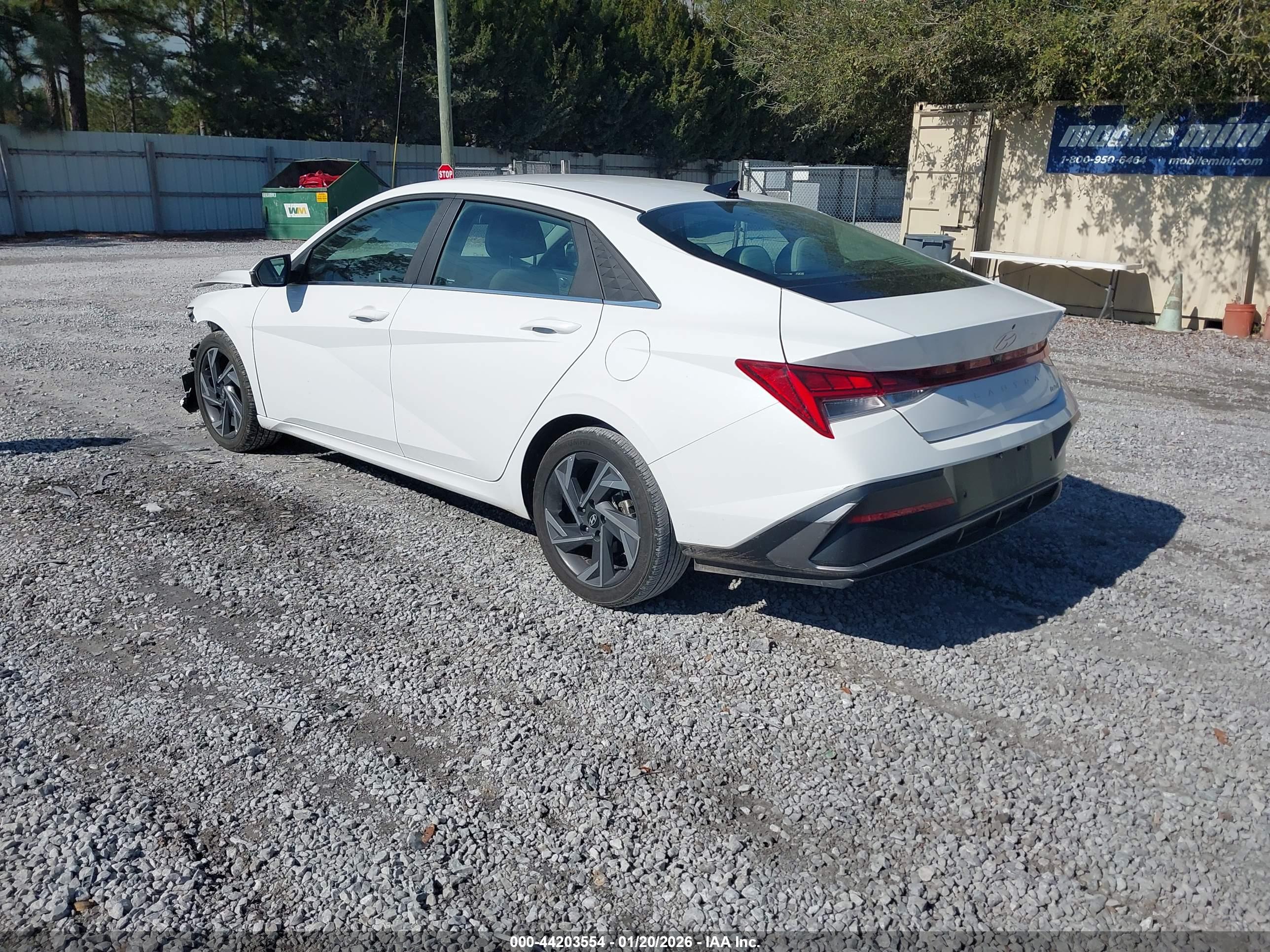 HYUNDAI ELANTRA image 3