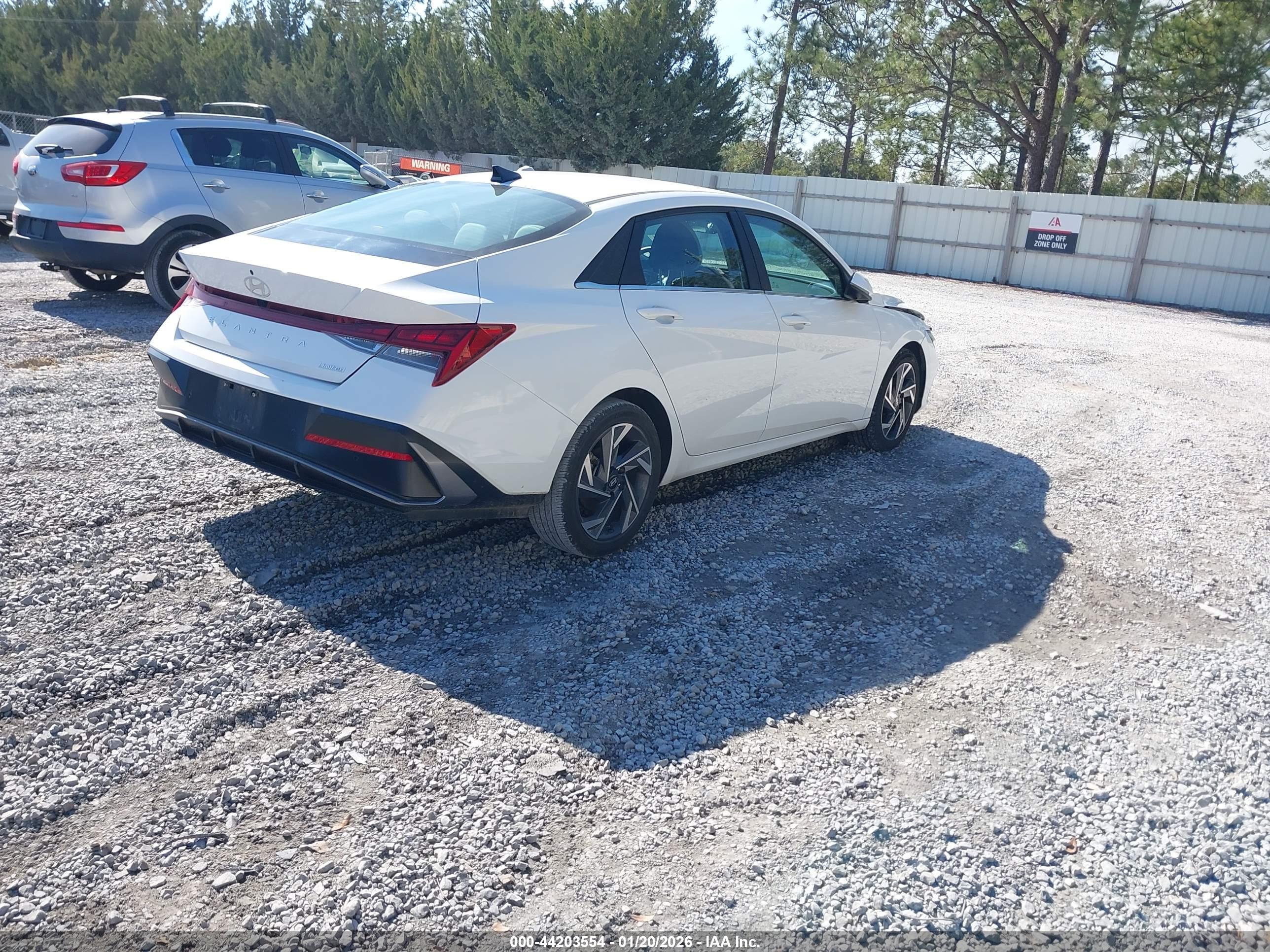 HYUNDAI ELANTRA image 4