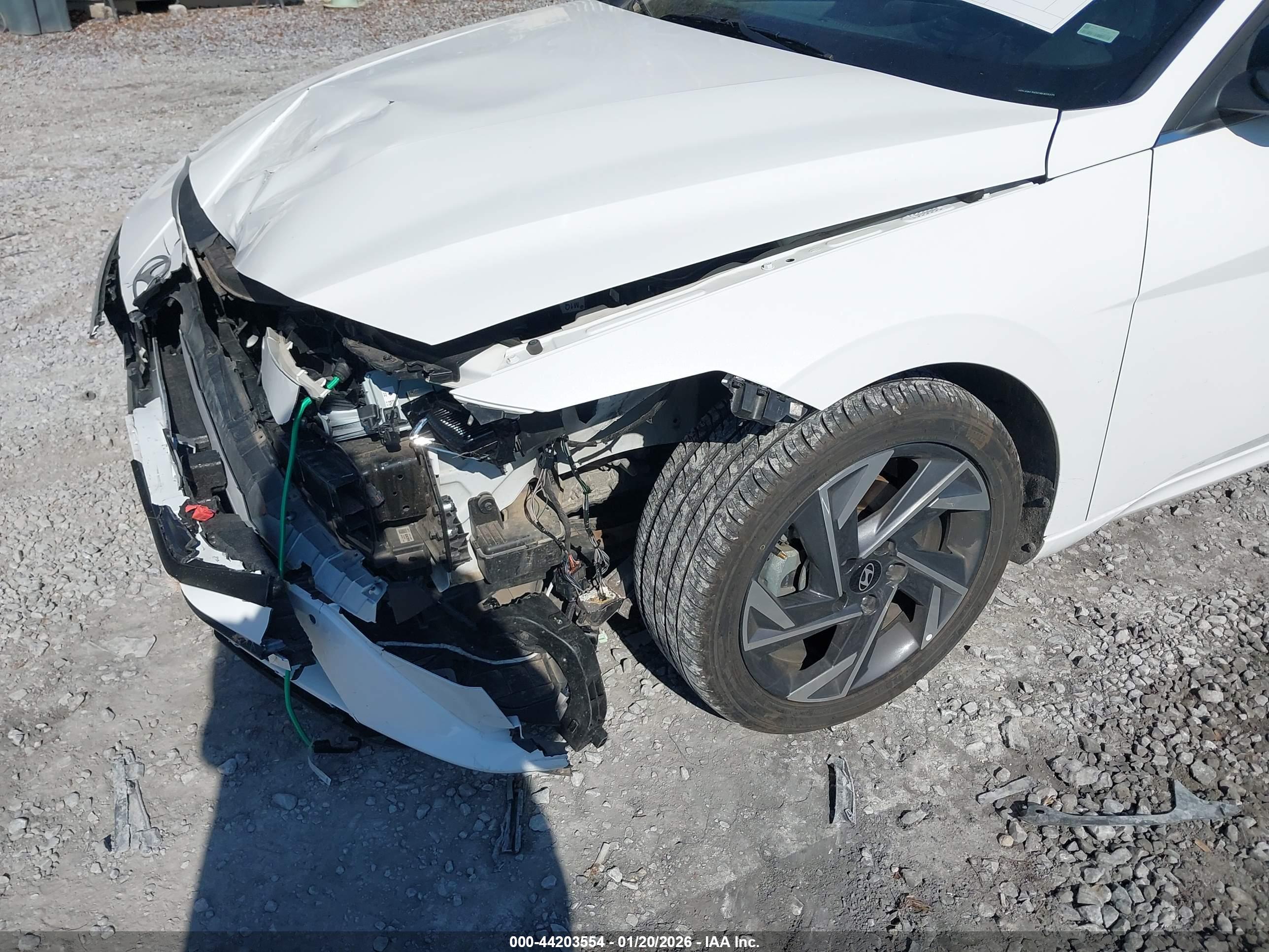 HYUNDAI ELANTRA image 6