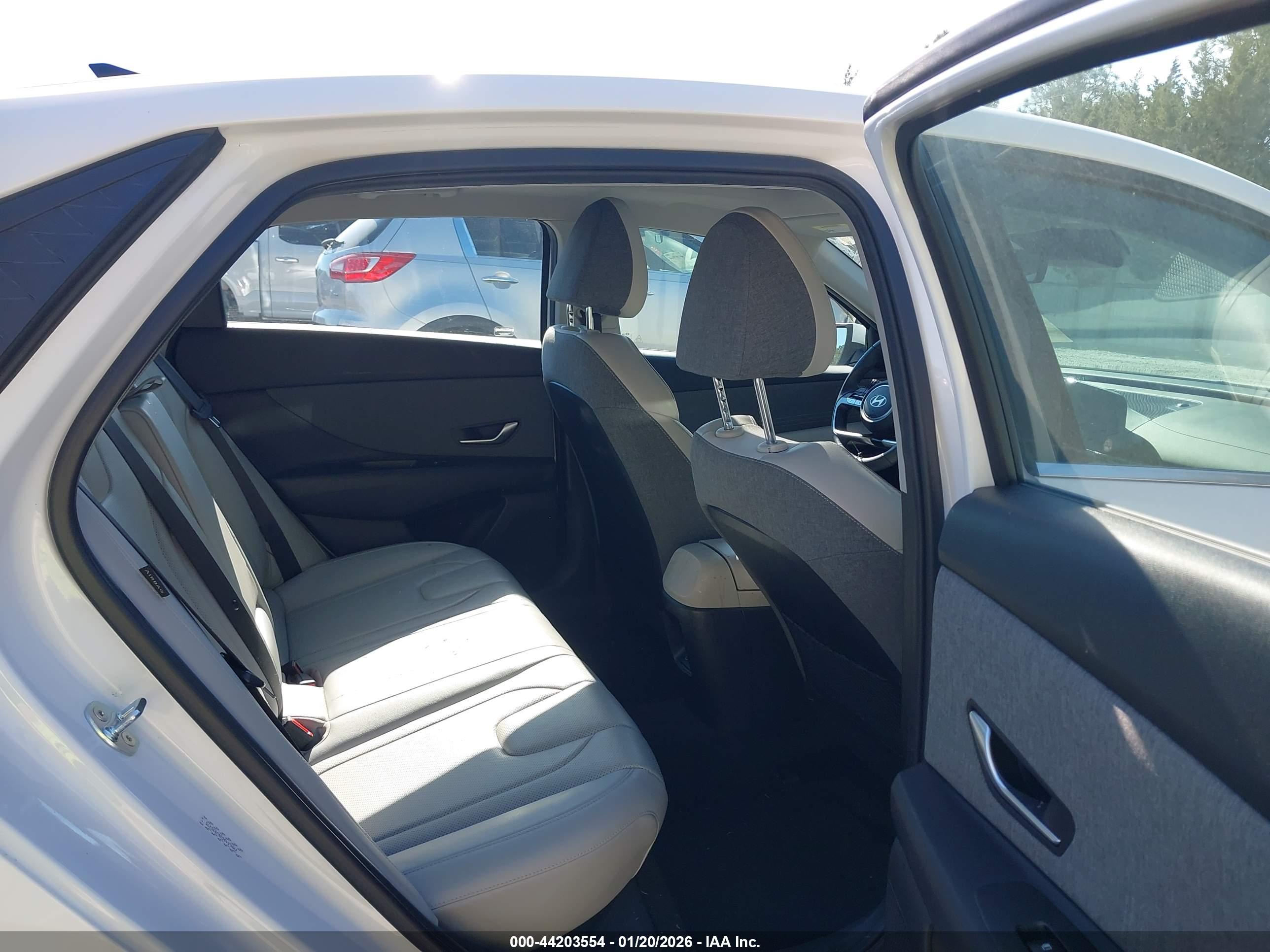HYUNDAI ELANTRA image 8