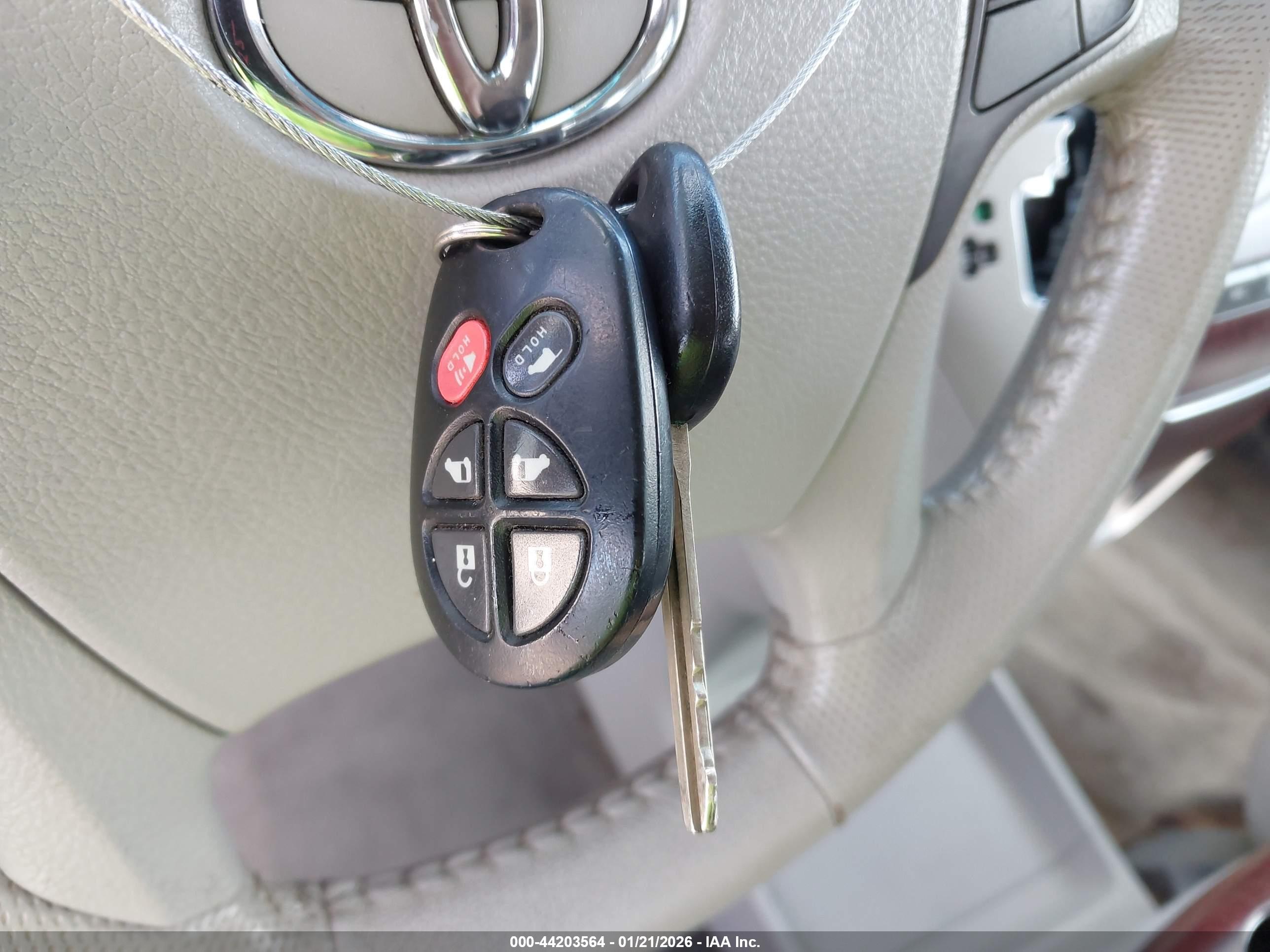 TOYOTA SIENNA image 11