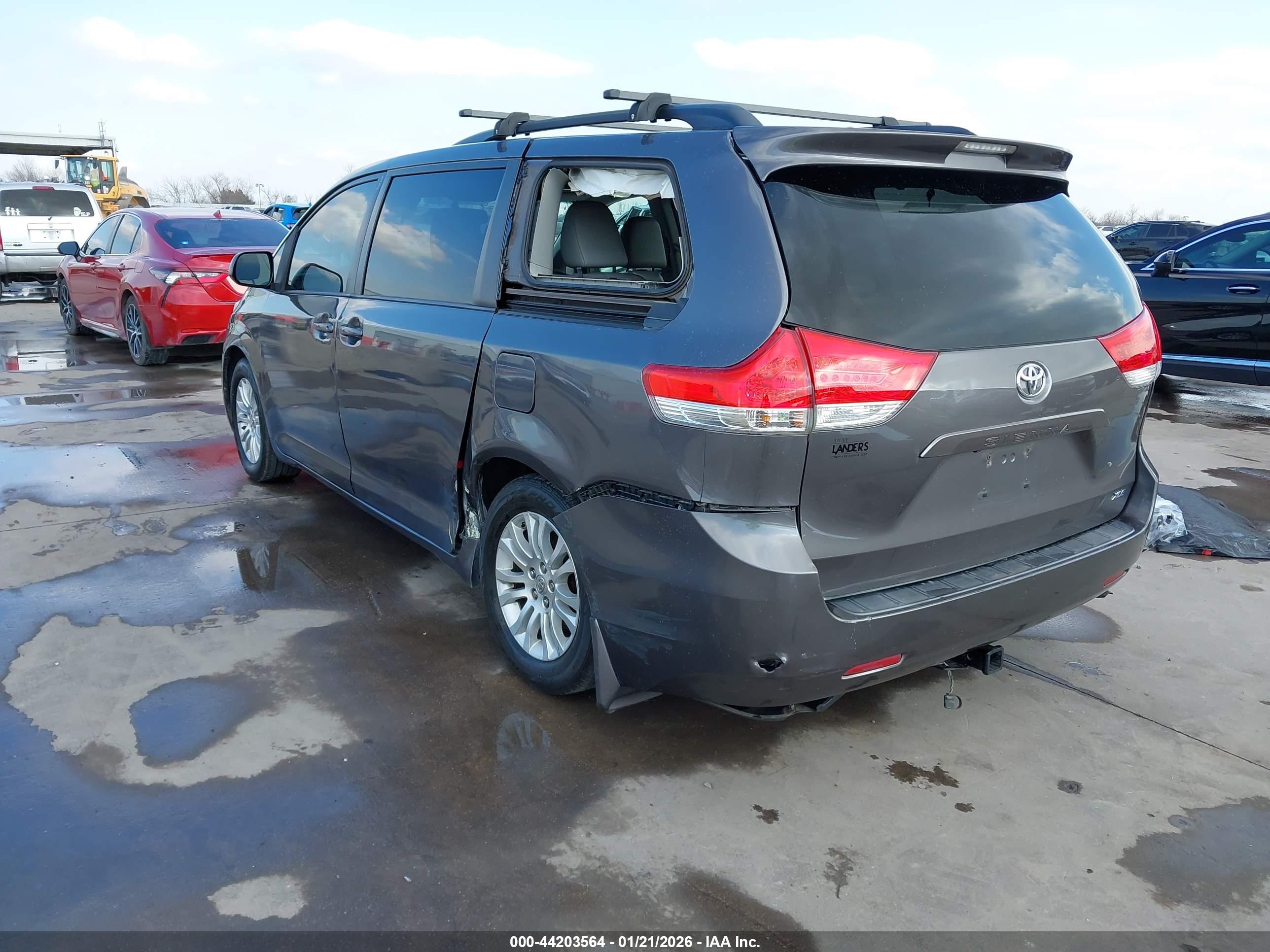 TOYOTA SIENNA image 3