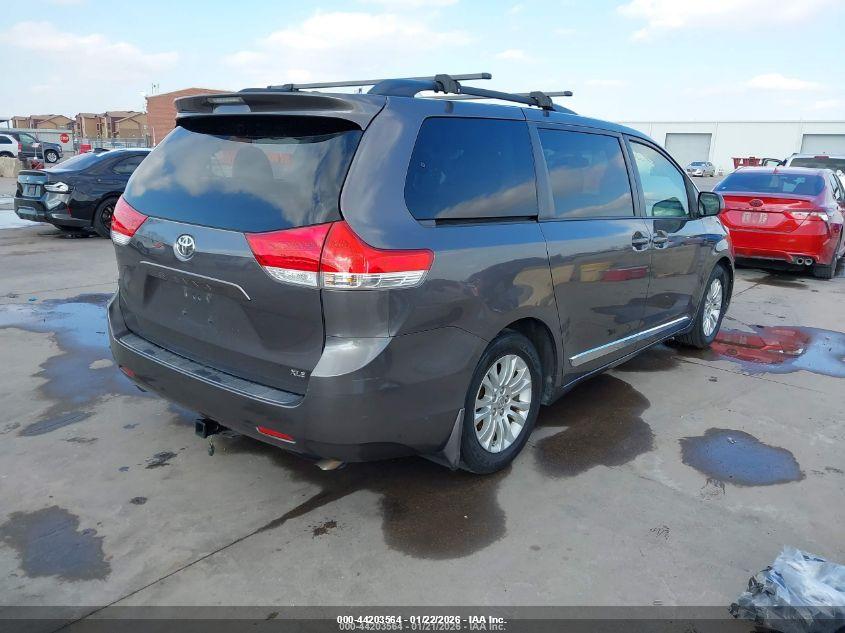TOYOTA SIENNA image 4