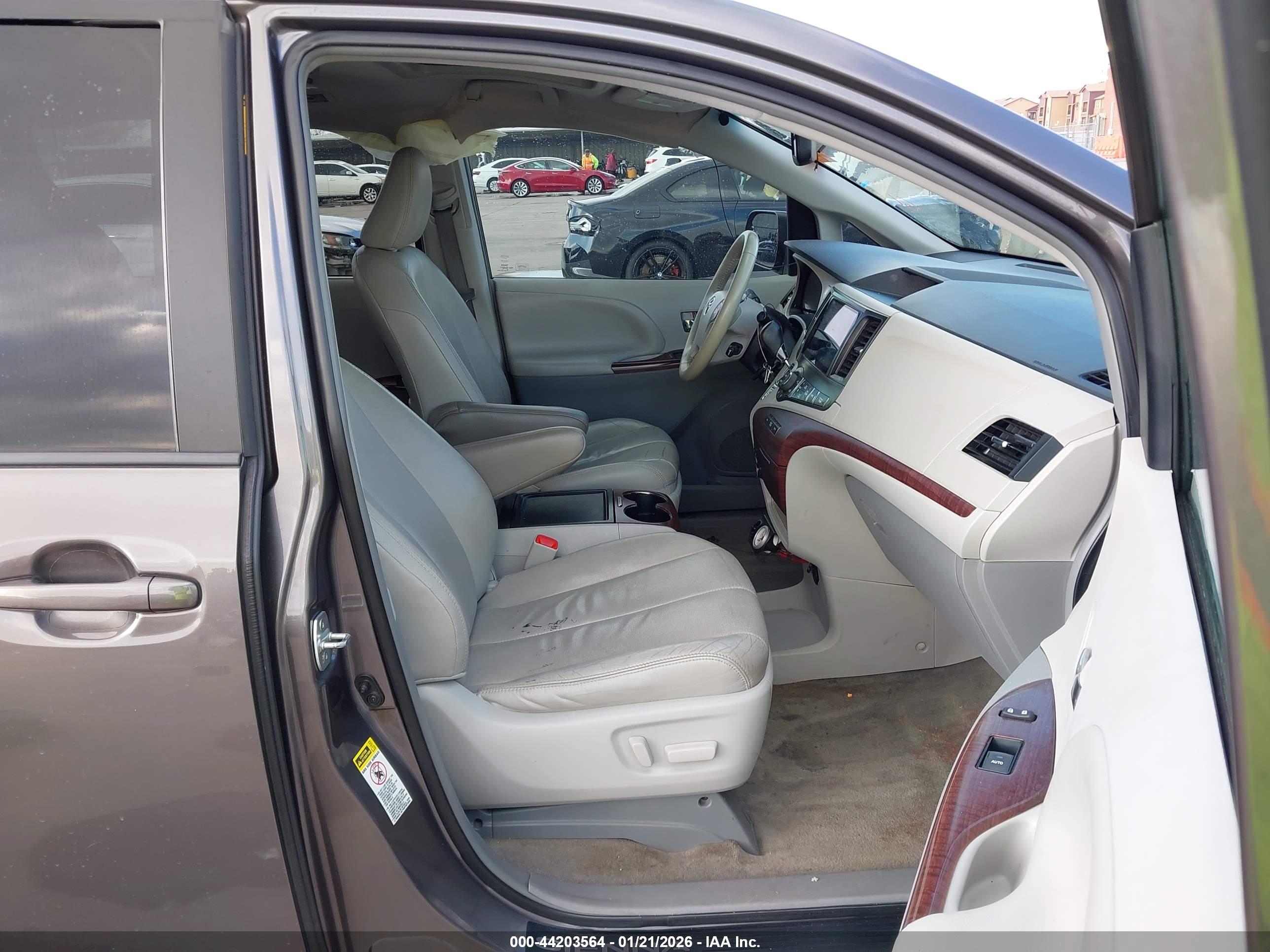 TOYOTA SIENNA image 5
