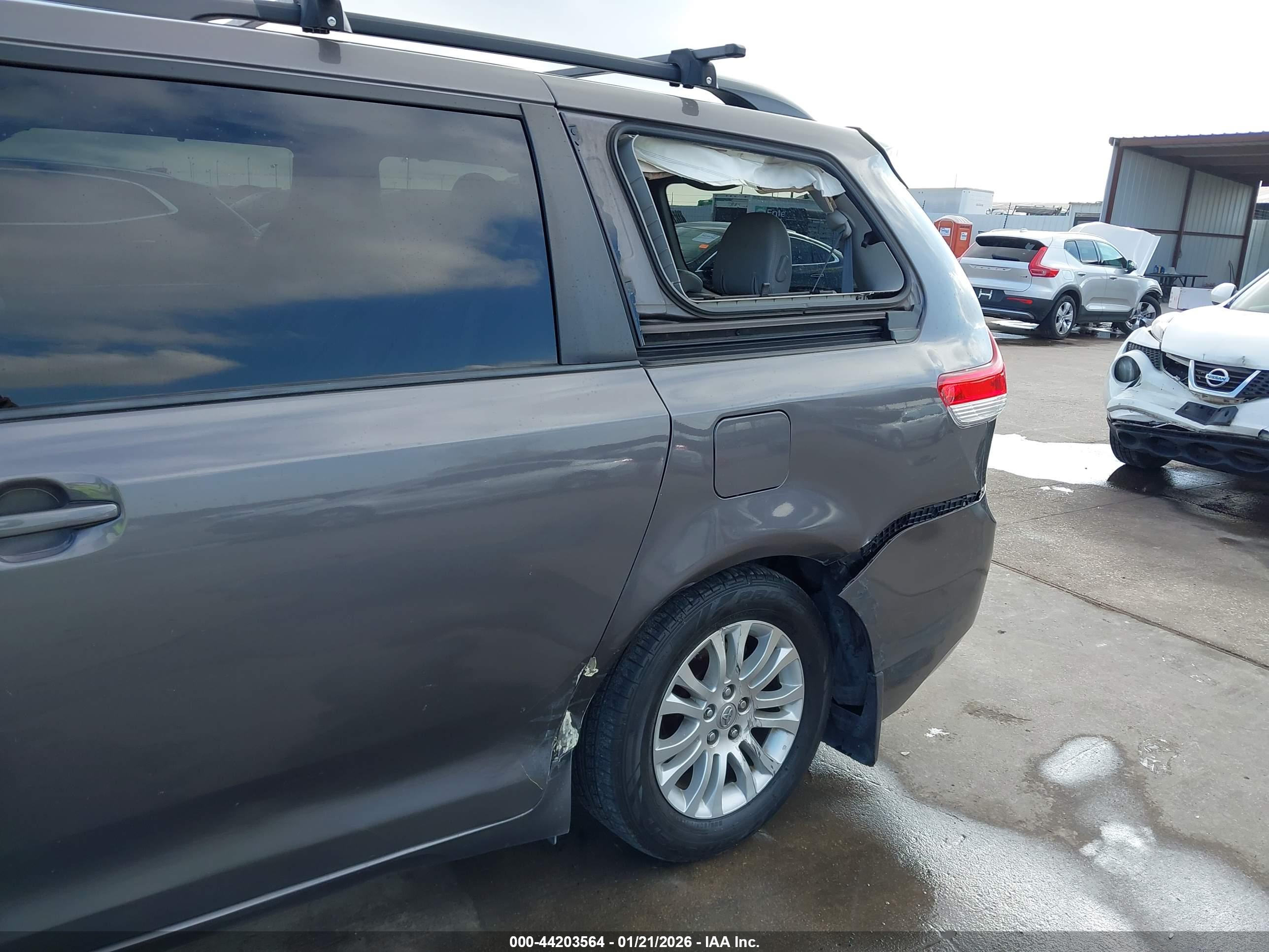 TOYOTA SIENNA image 6
