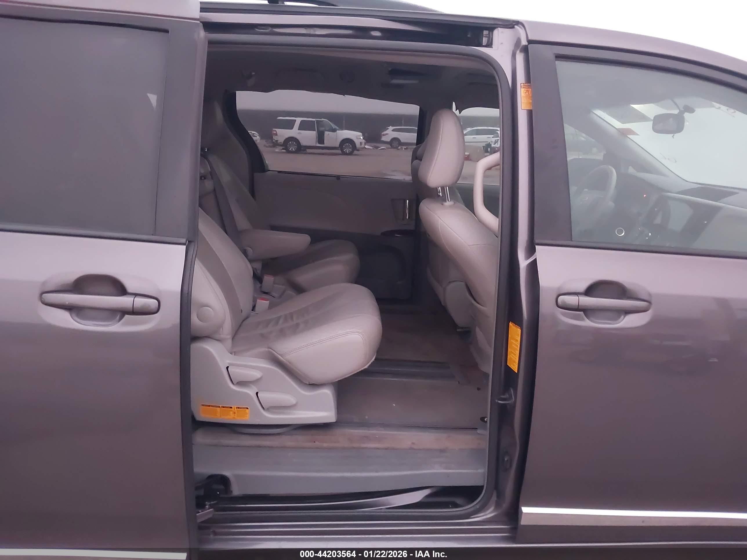 TOYOTA SIENNA image 8