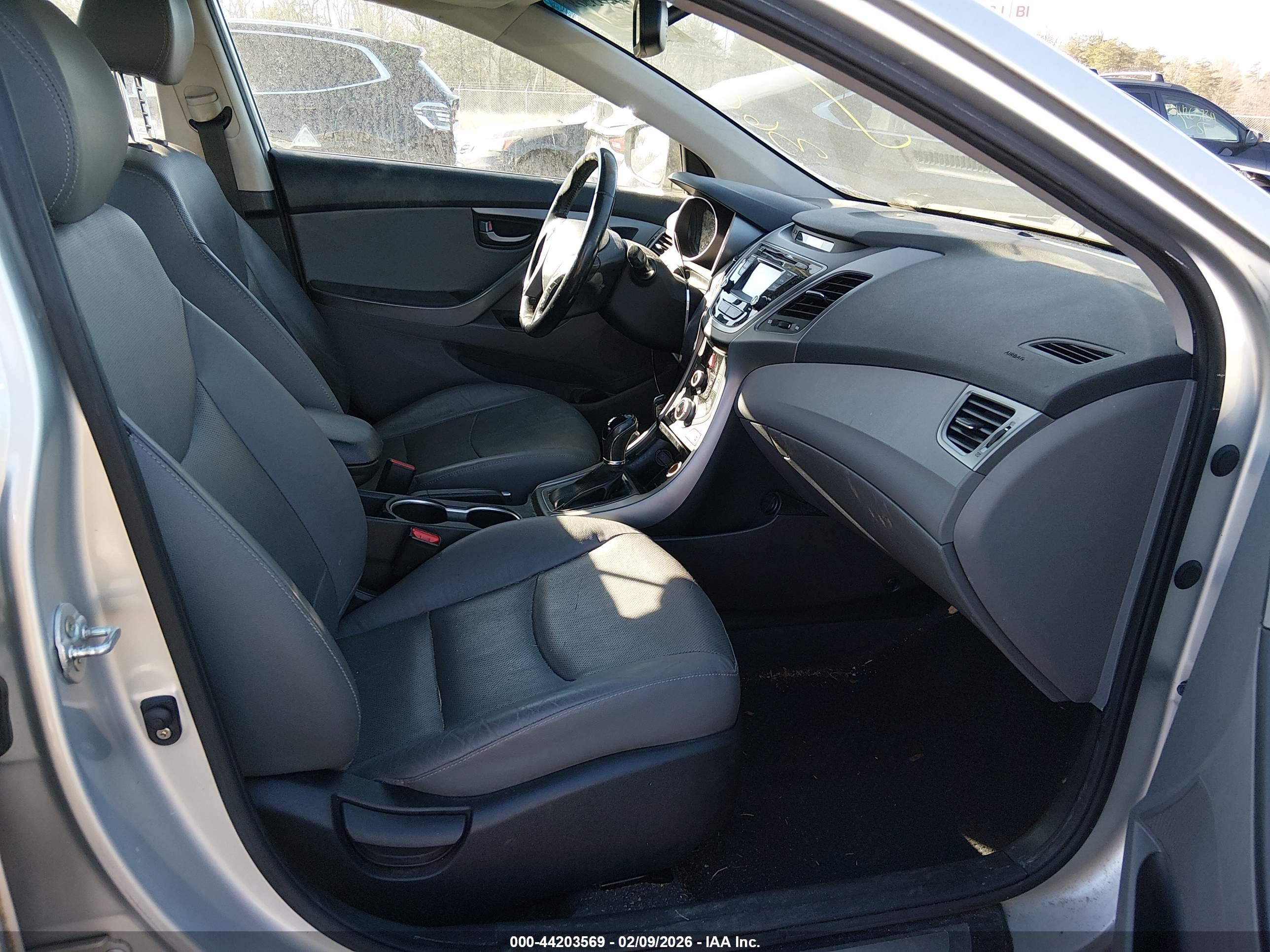 HYUNDAI ELANTRA image 5