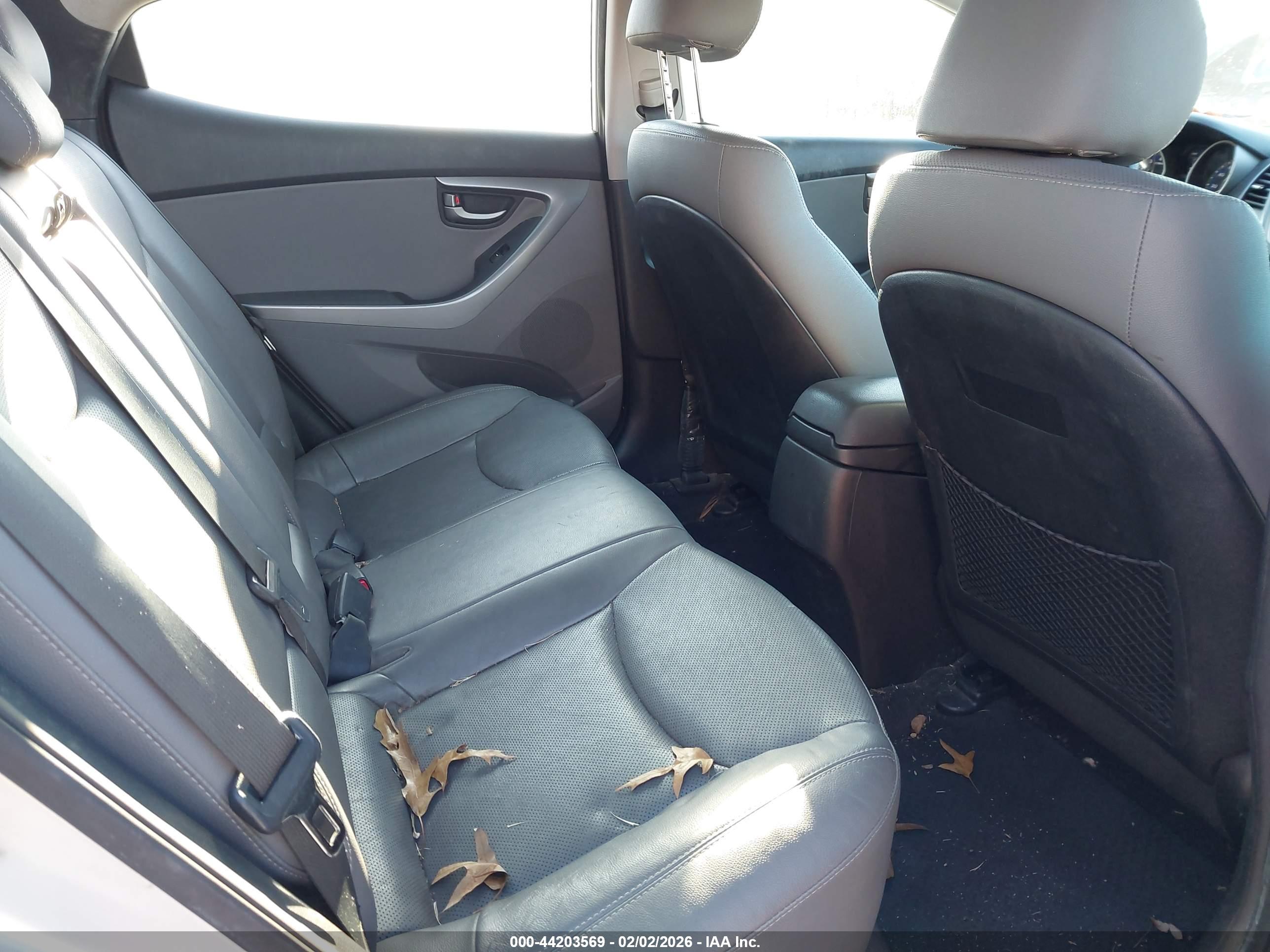 HYUNDAI ELANTRA image 8