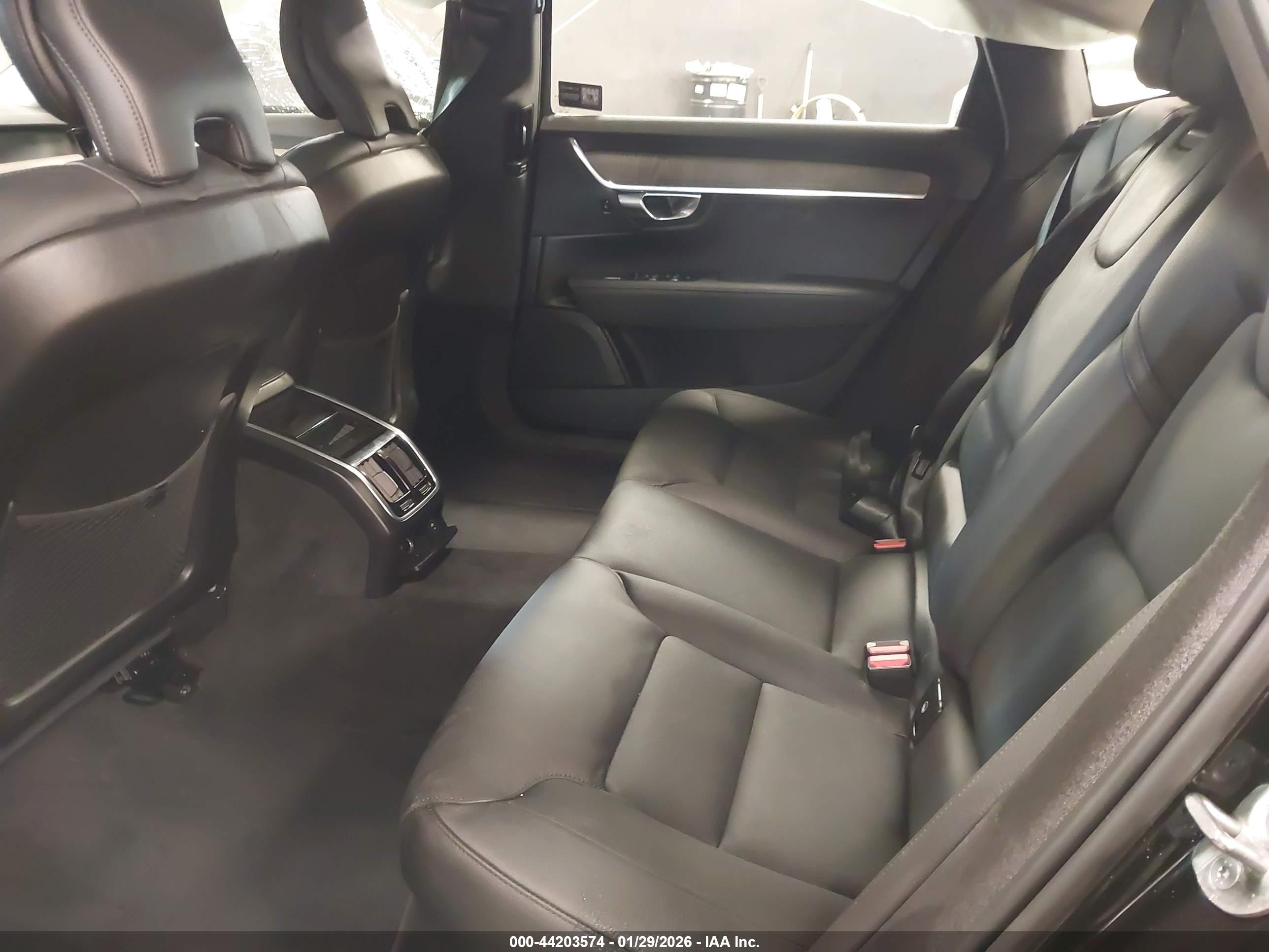 VOLVO S90 image 8