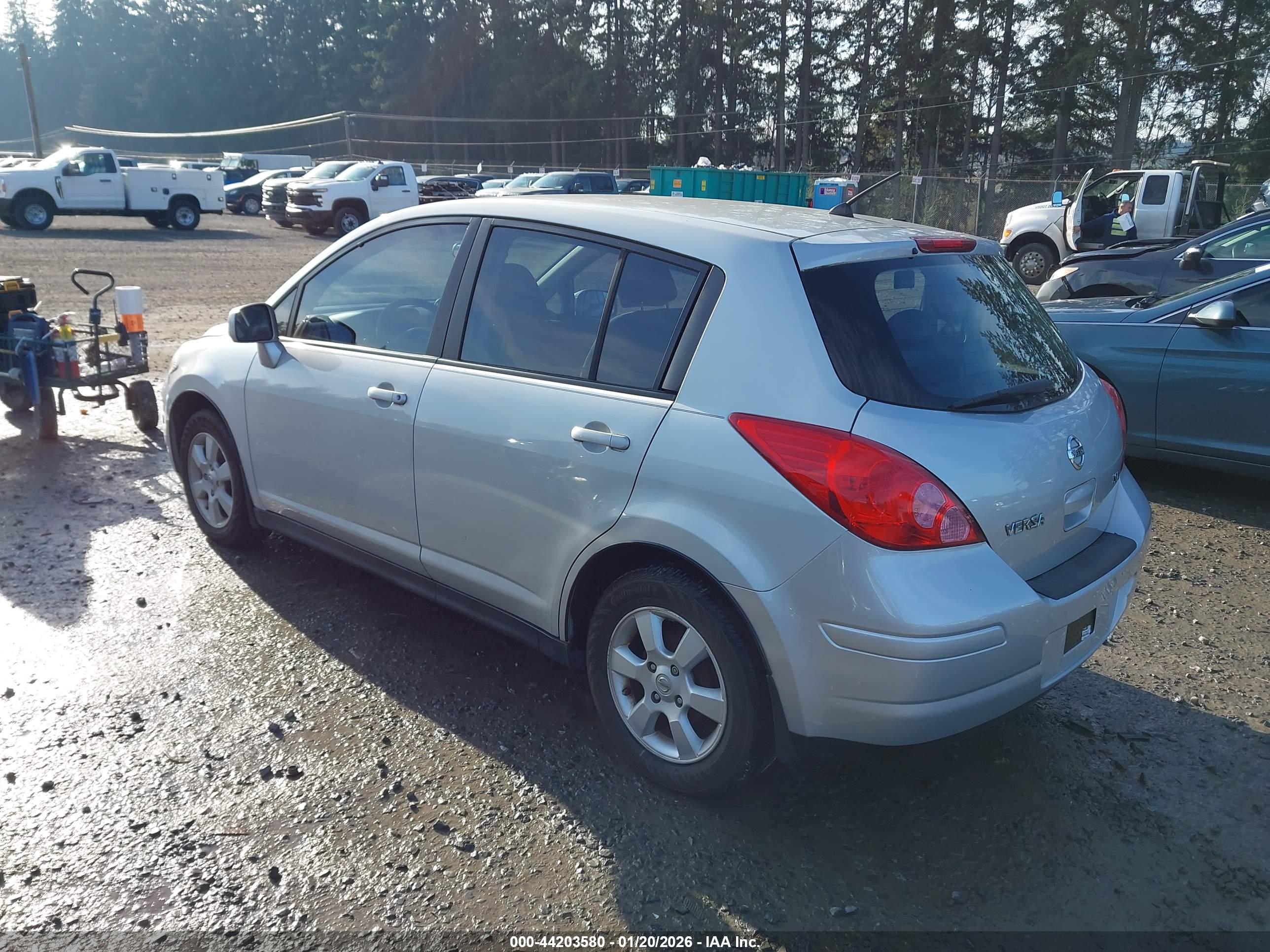 NISSAN VERSA image 3