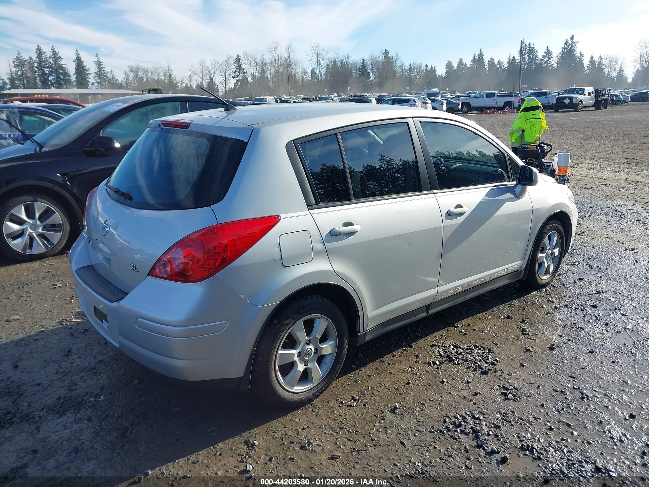 NISSAN VERSA image 4