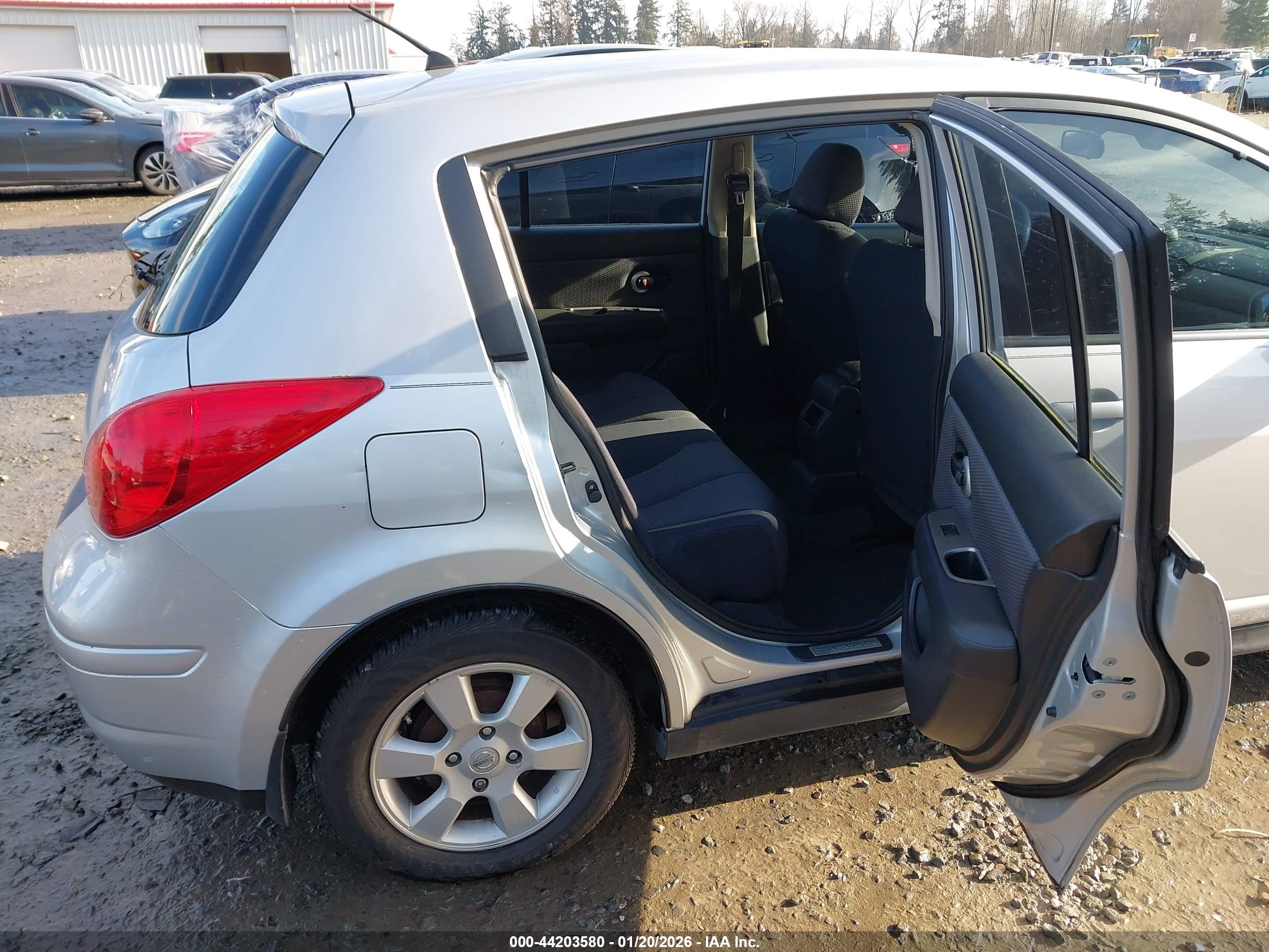 NISSAN VERSA image 8