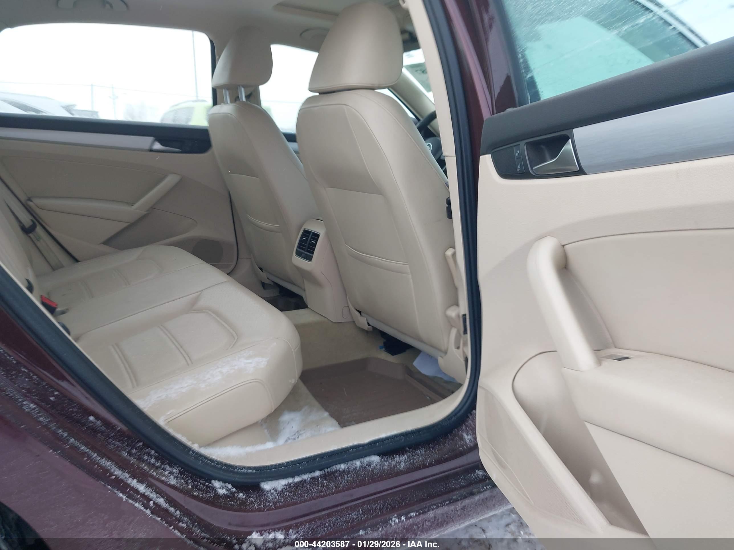 VOLKSWAGEN PASSAT image 8