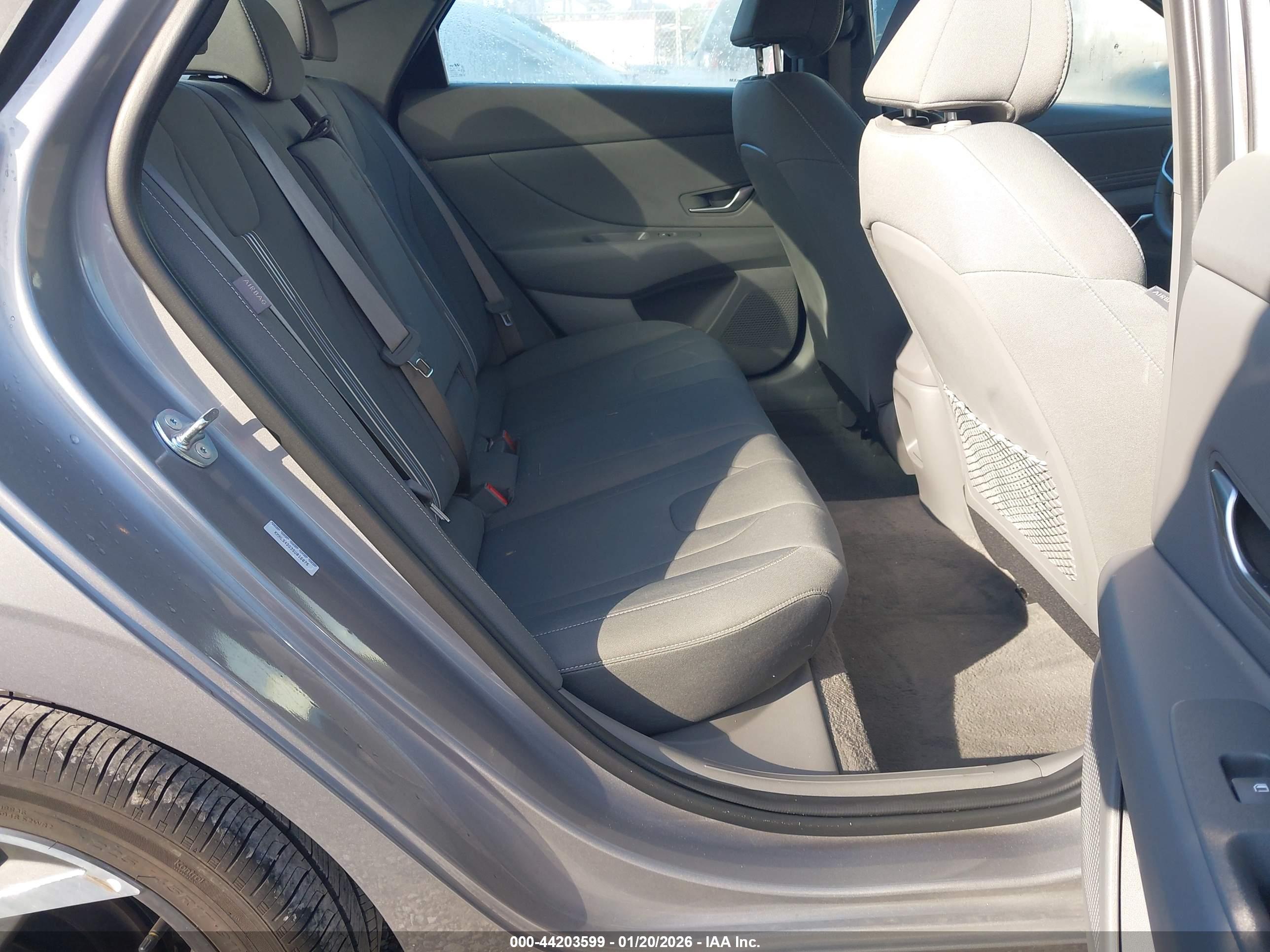 HYUNDAI ELANTRA image 8