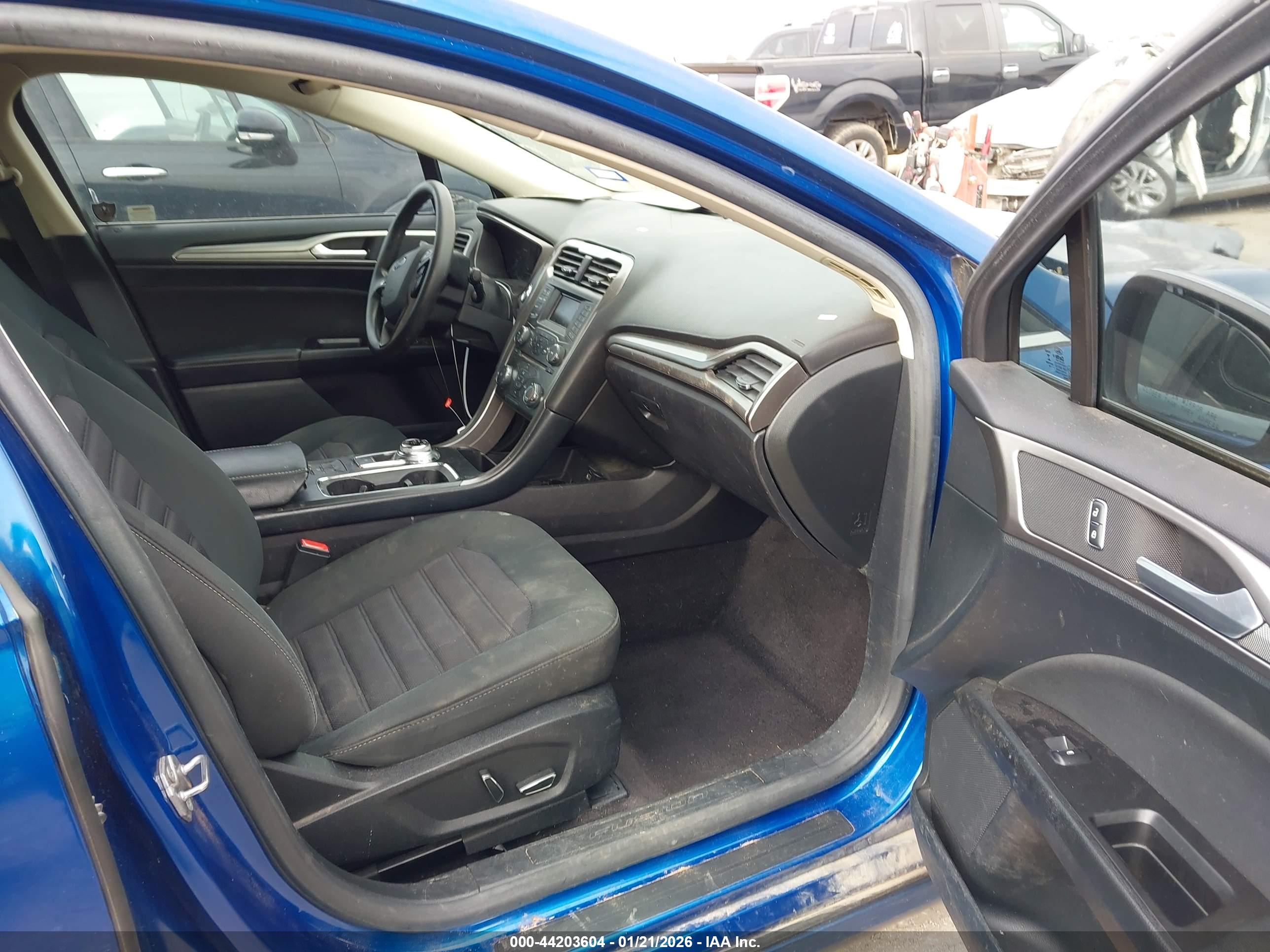FORD FUSION image 5