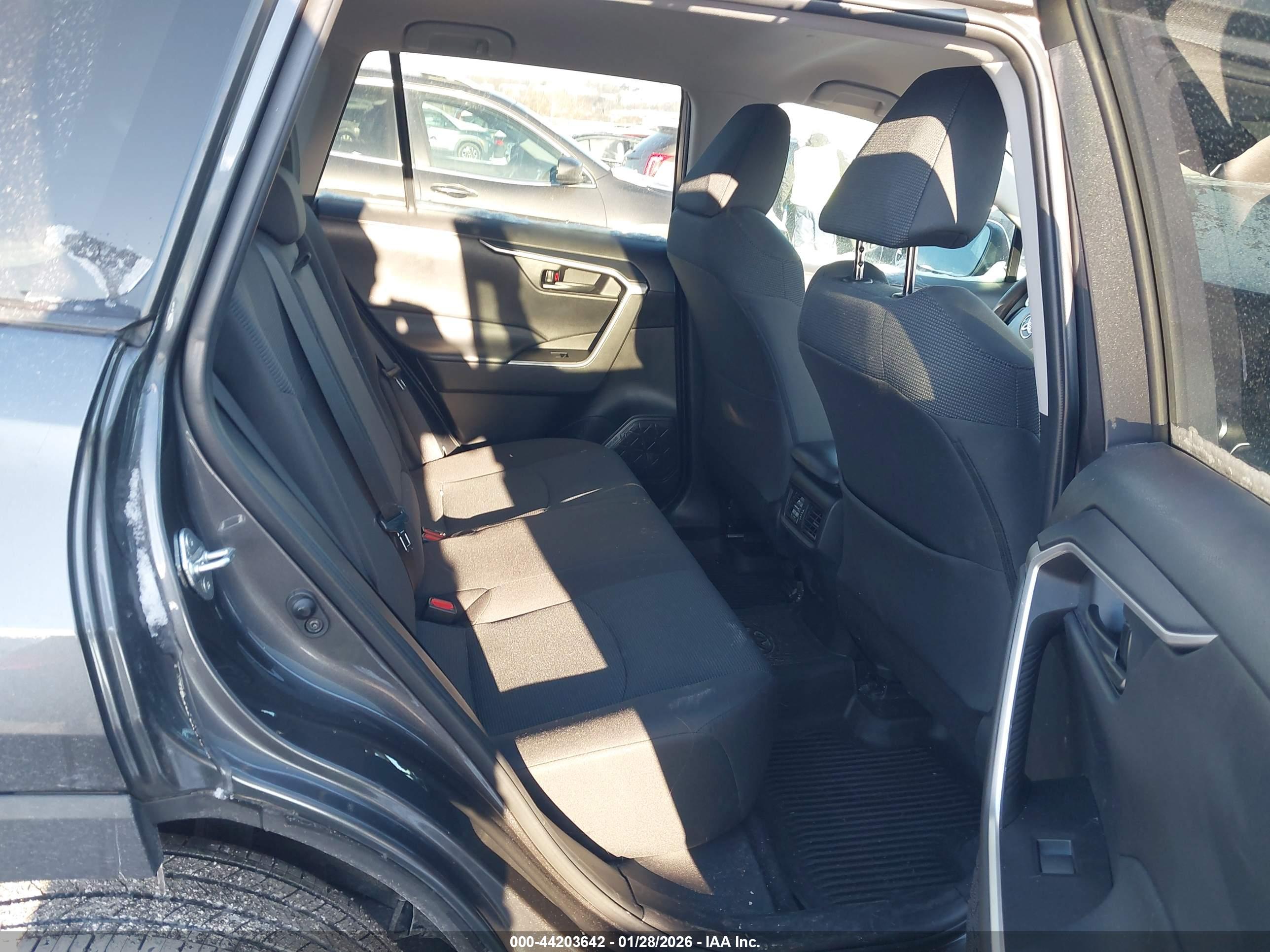 TOYOTA RAV4 image 8