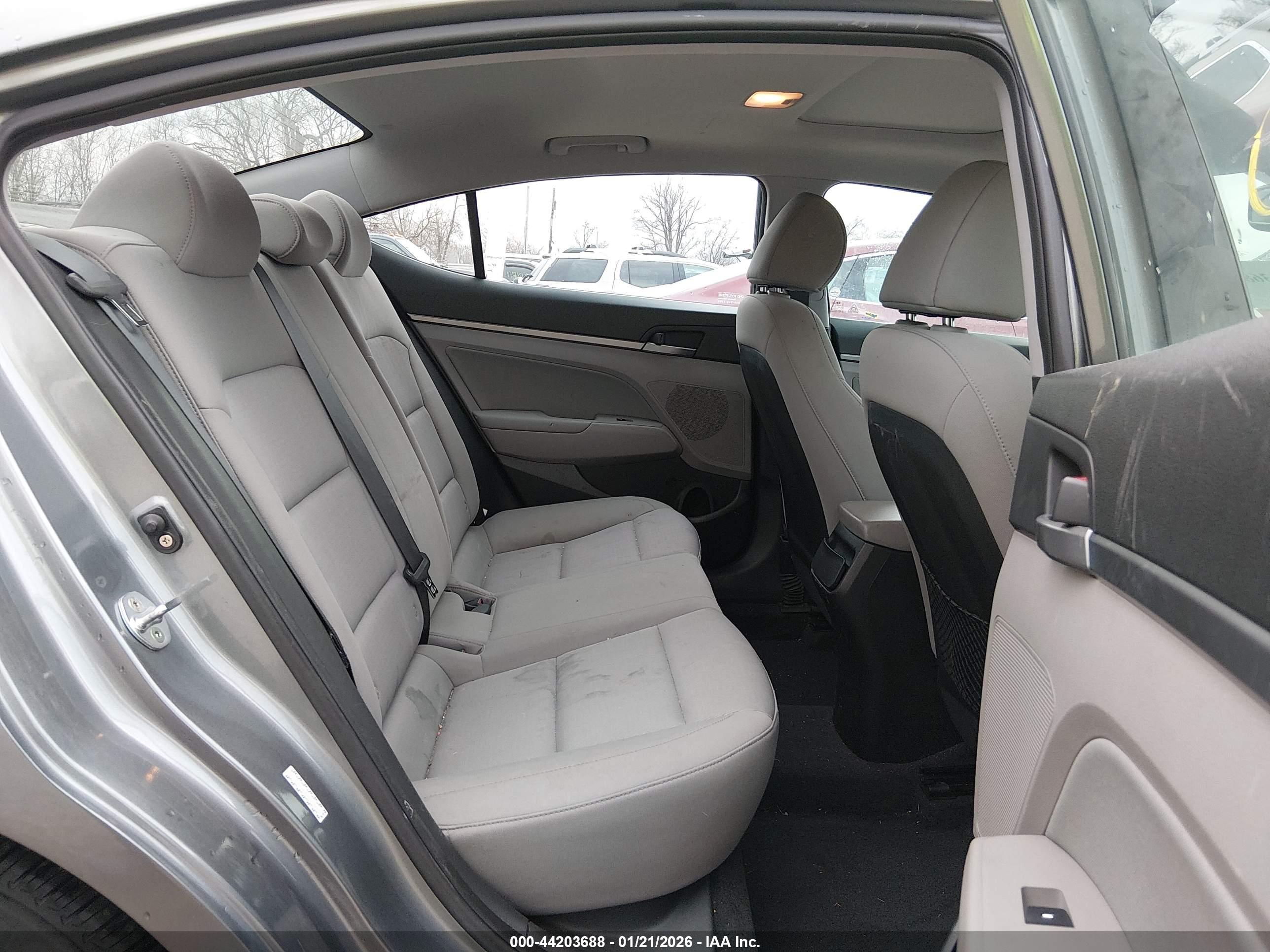 HYUNDAI ELANTRA image 8