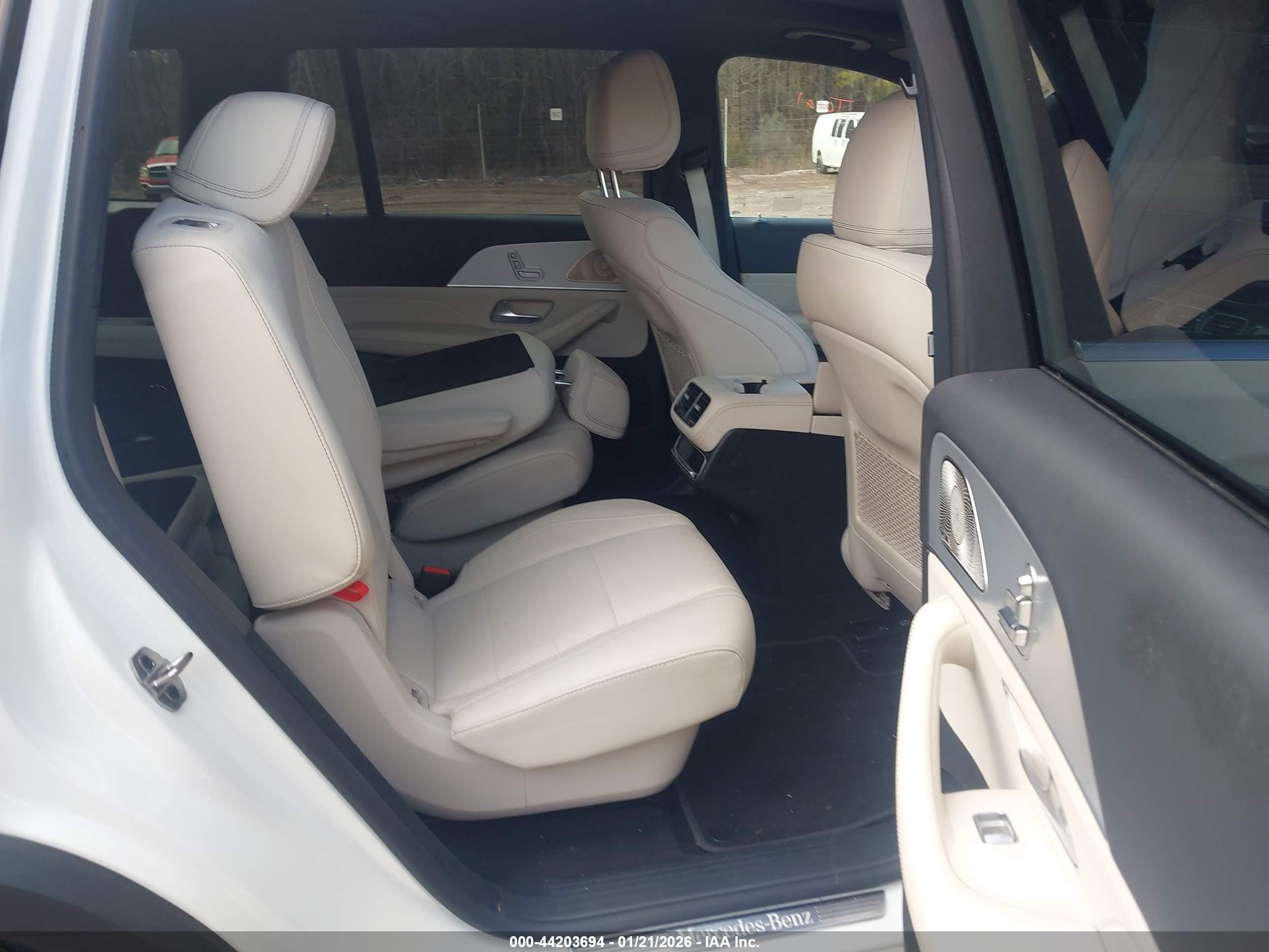 MERCEDES-BENZ GLS image 8