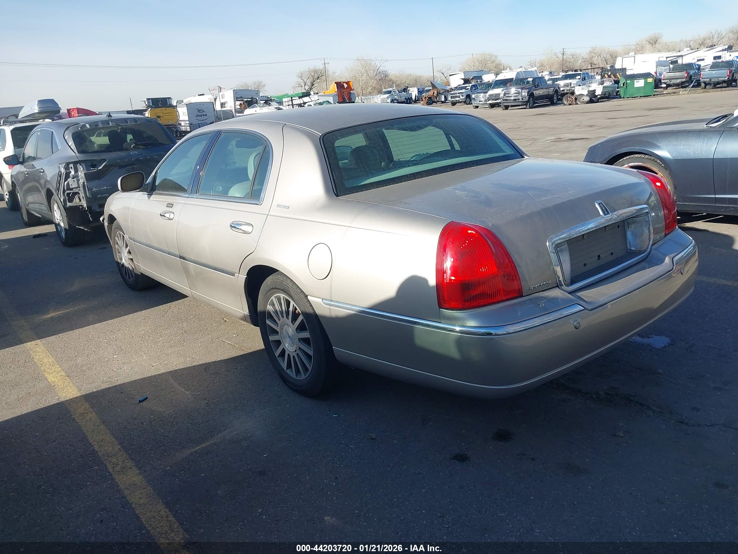 LINCOLN TOWN image 3