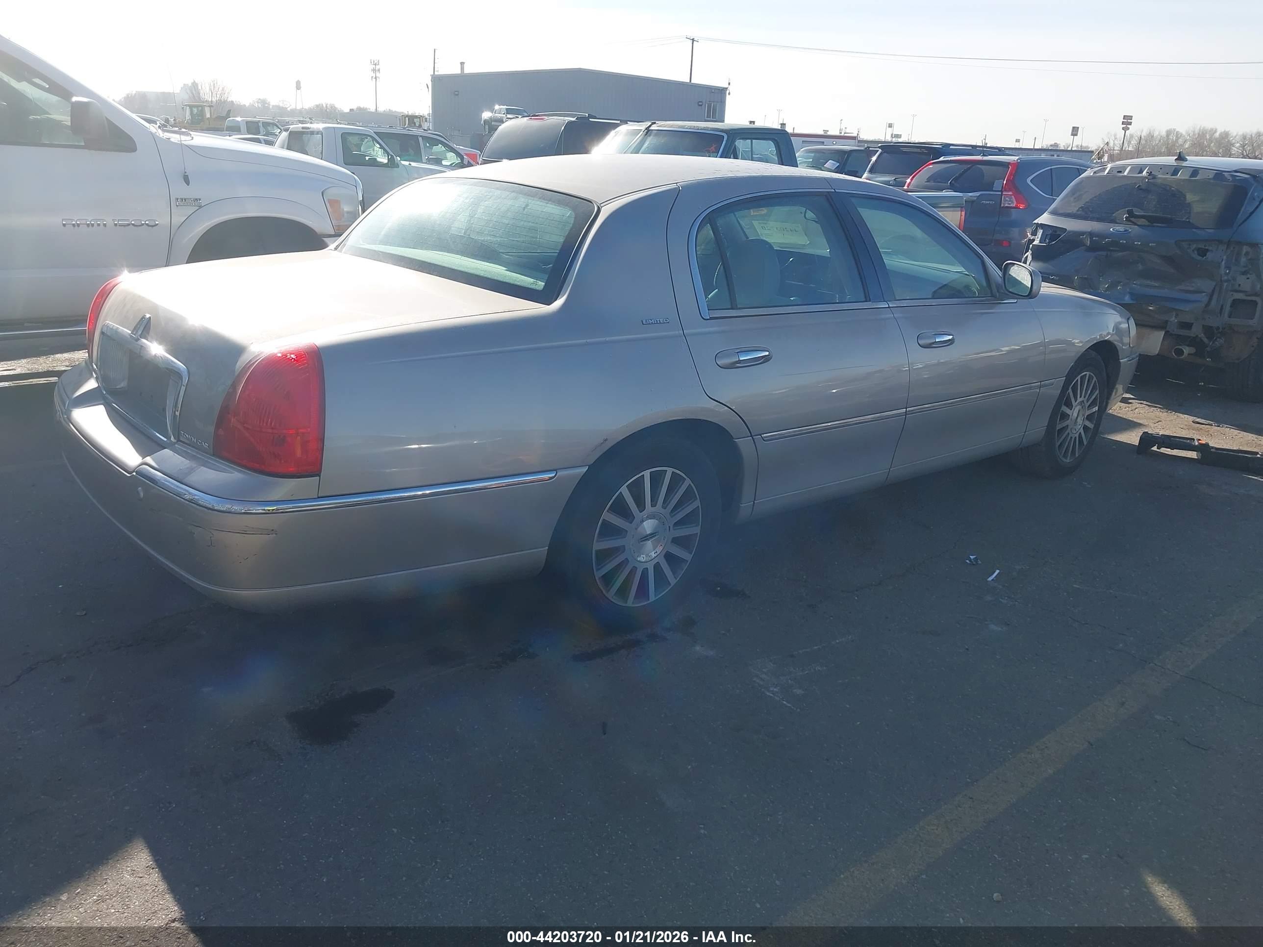 LINCOLN TOWN image 4