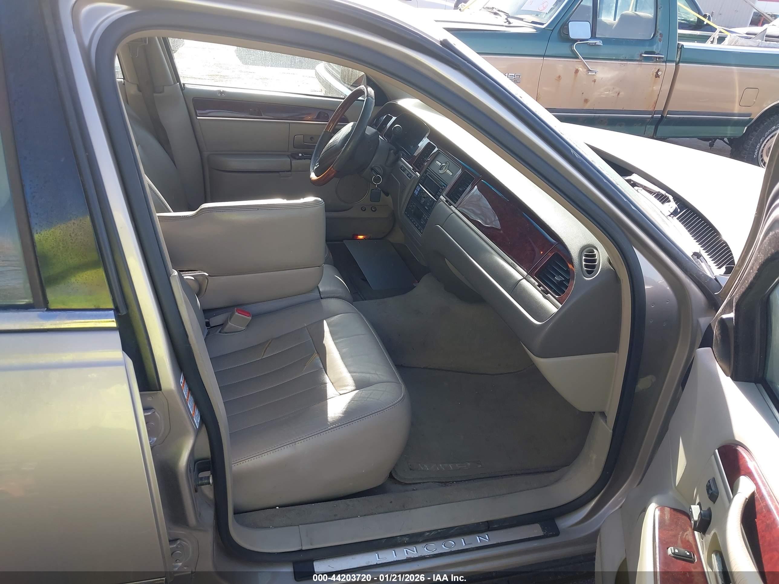 LINCOLN TOWN image 5