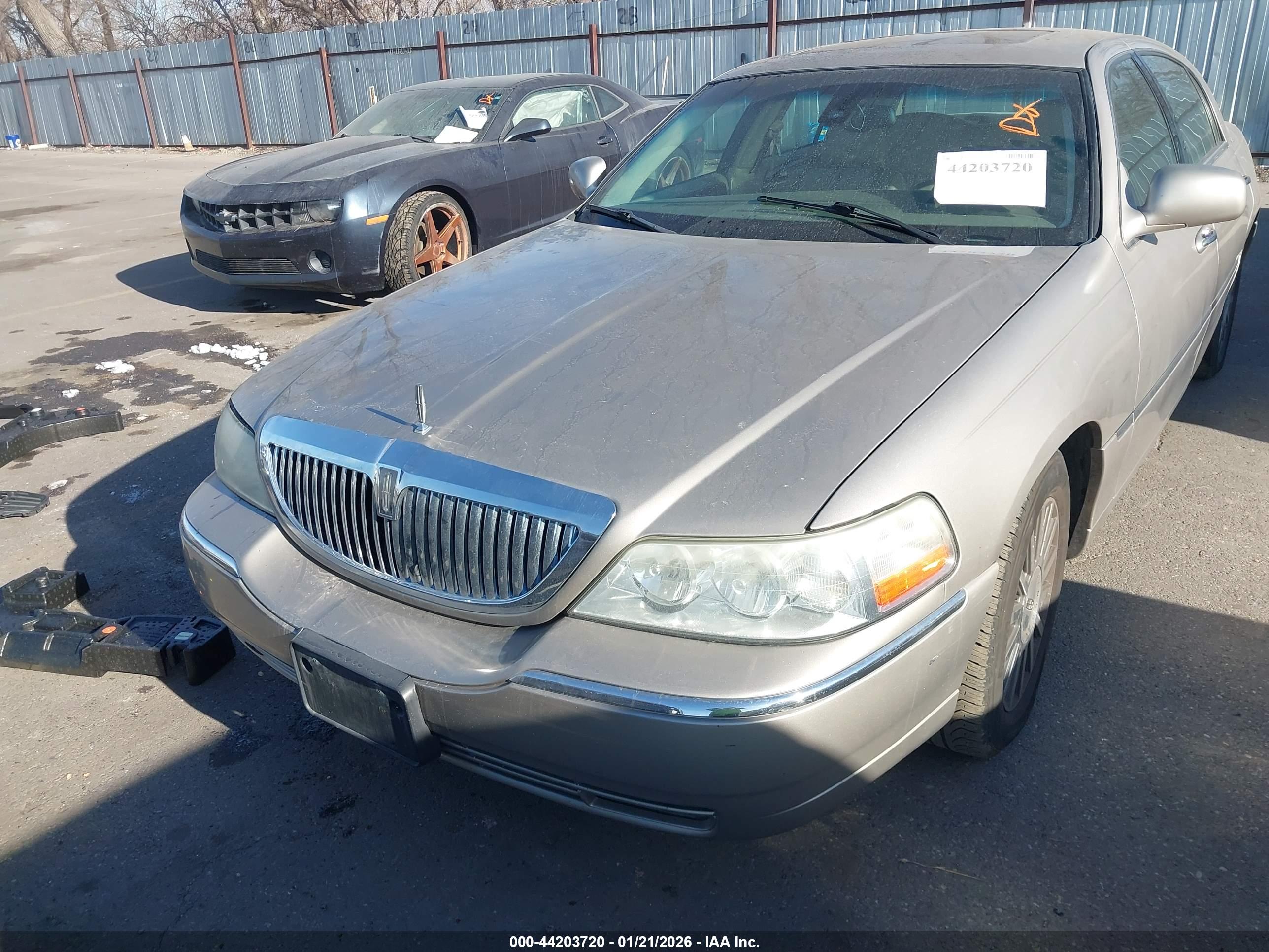 LINCOLN TOWN image 6