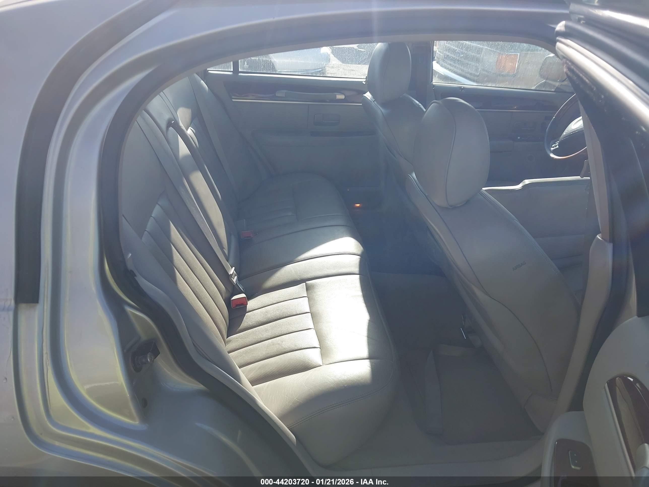 LINCOLN TOWN image 8