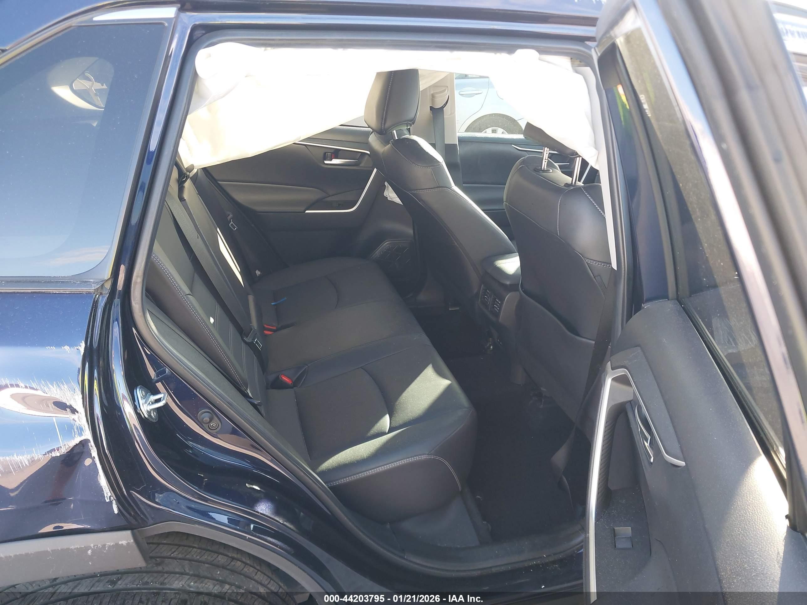 TOYOTA RAV4 image 8
