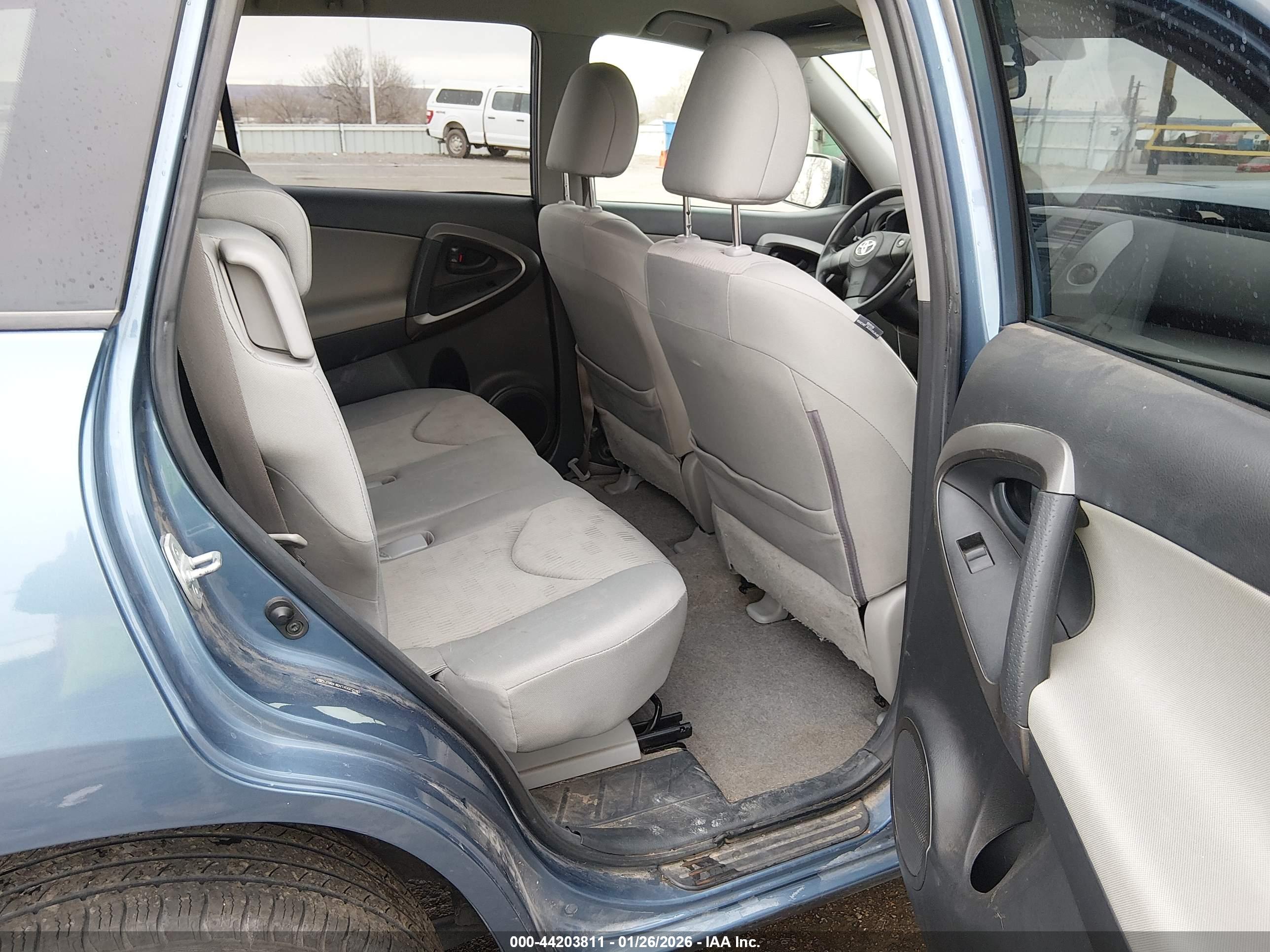 TOYOTA RAV4 image 8
