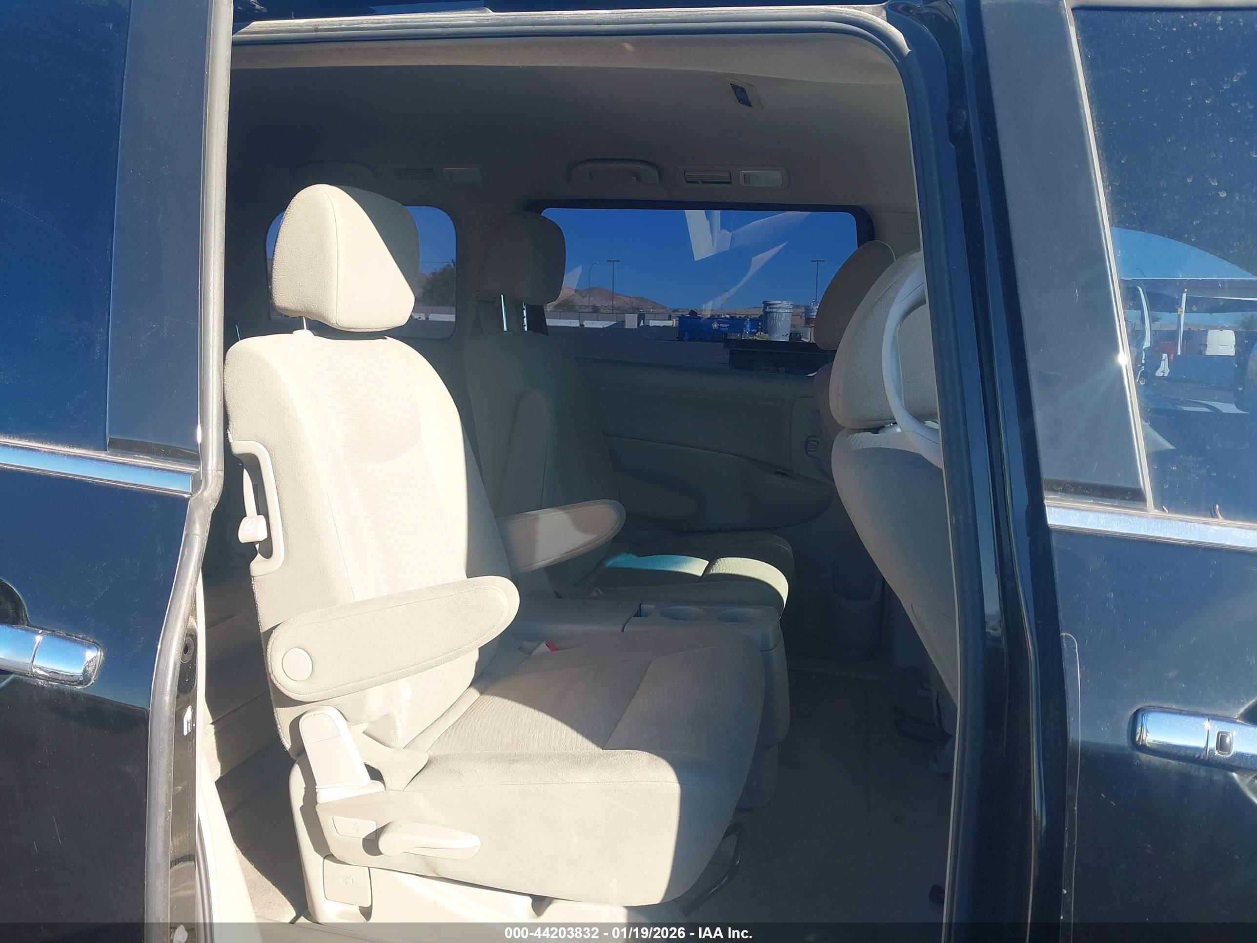 NISSAN QUEST image 8