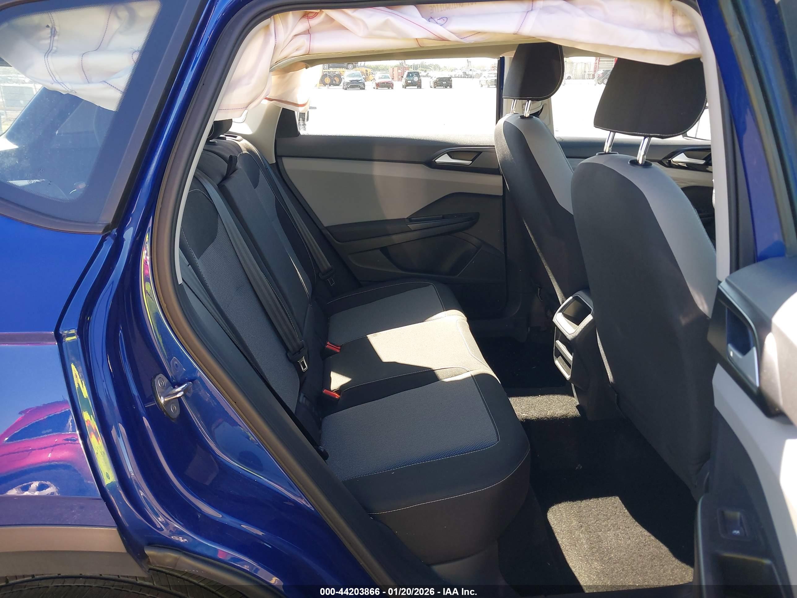 VOLKSWAGEN TAOS image 8