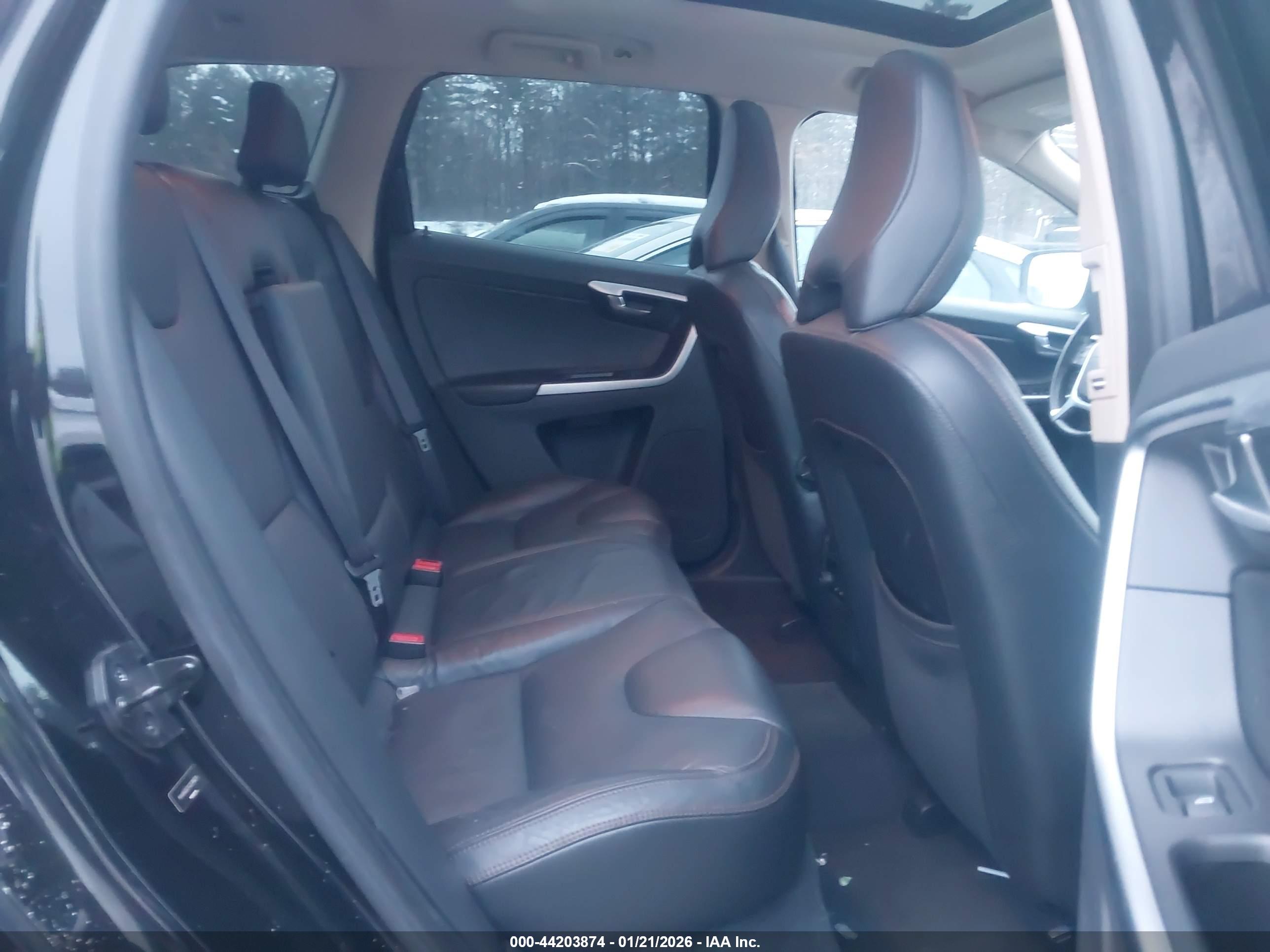 VOLVO XC60 image 8