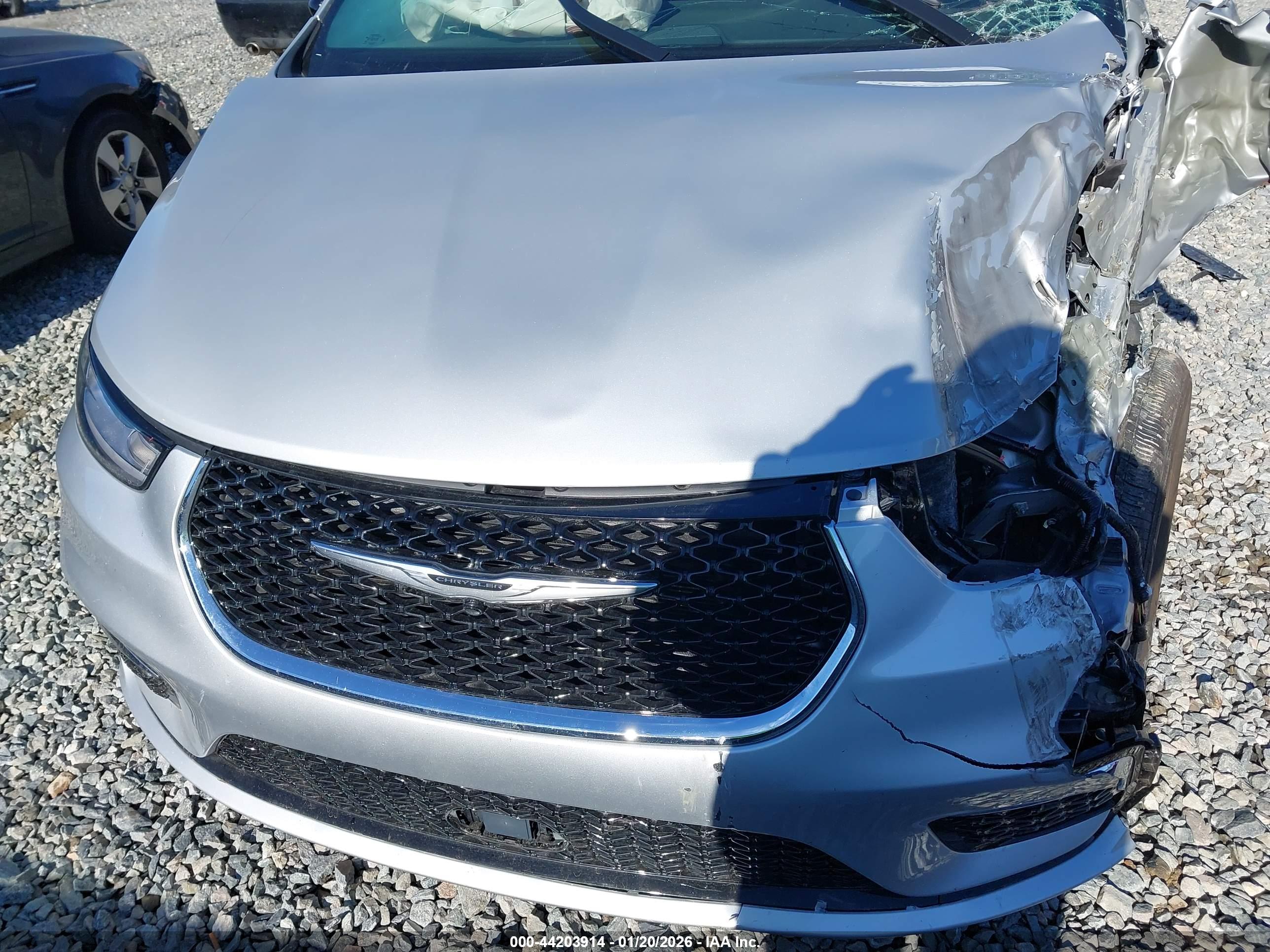 CHRYSLER PACIFICA image 10