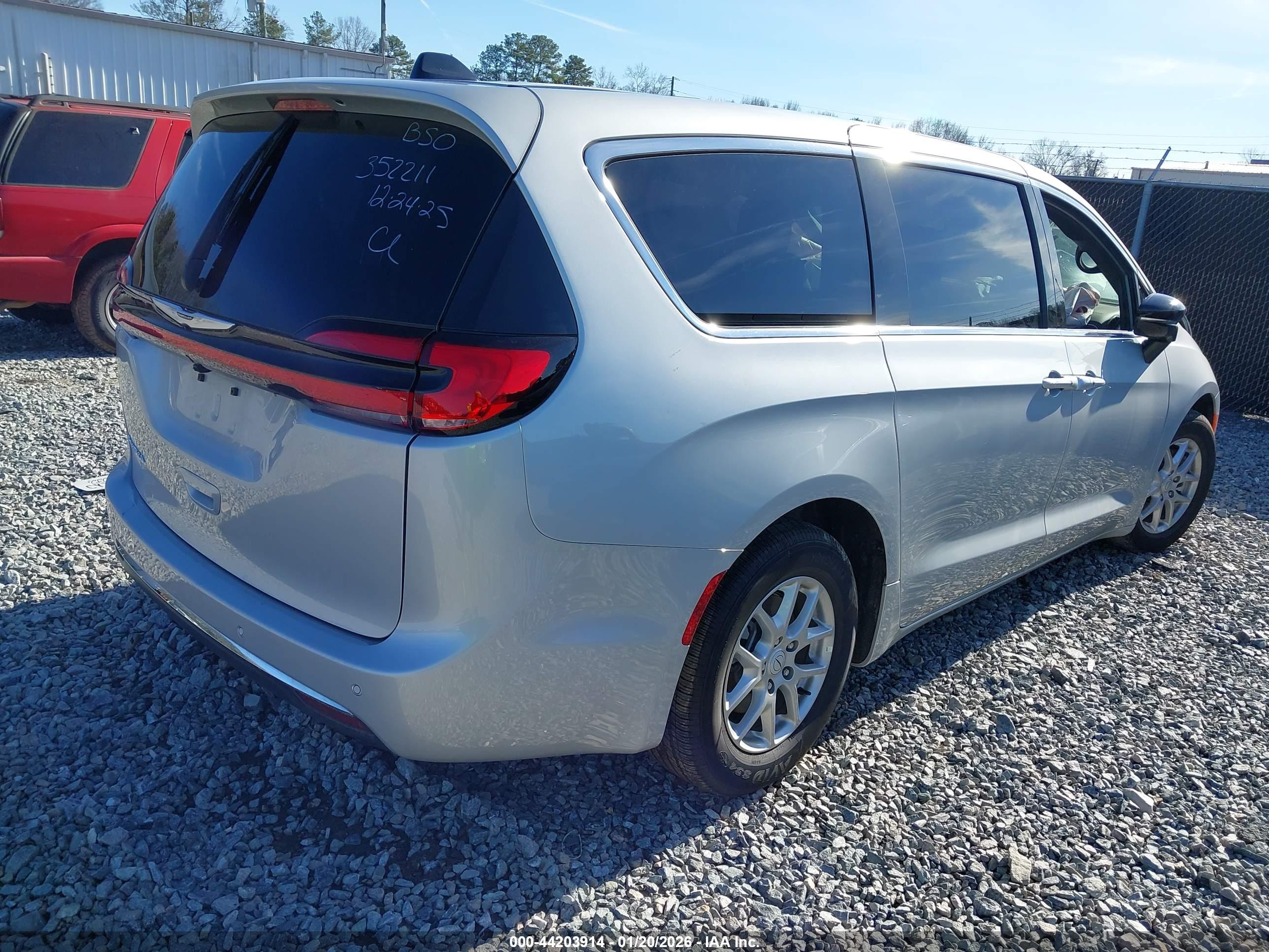 CHRYSLER PACIFICA image 4