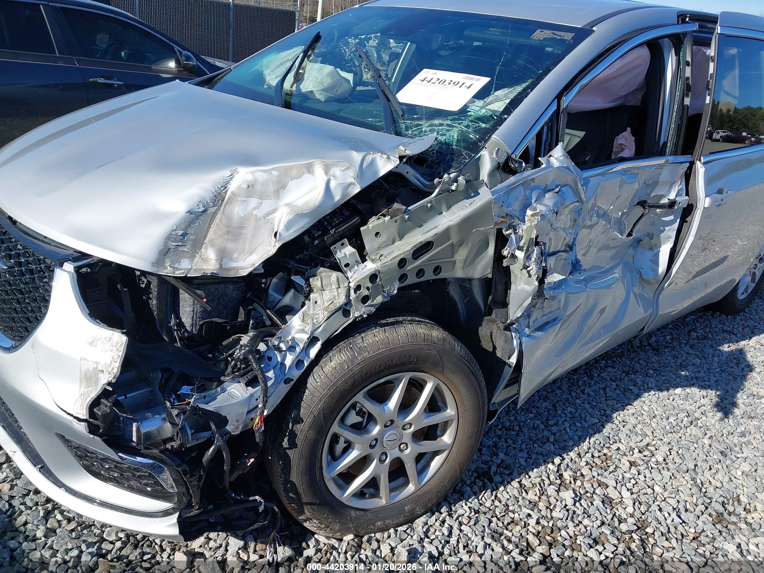 CHRYSLER PACIFICA image 6