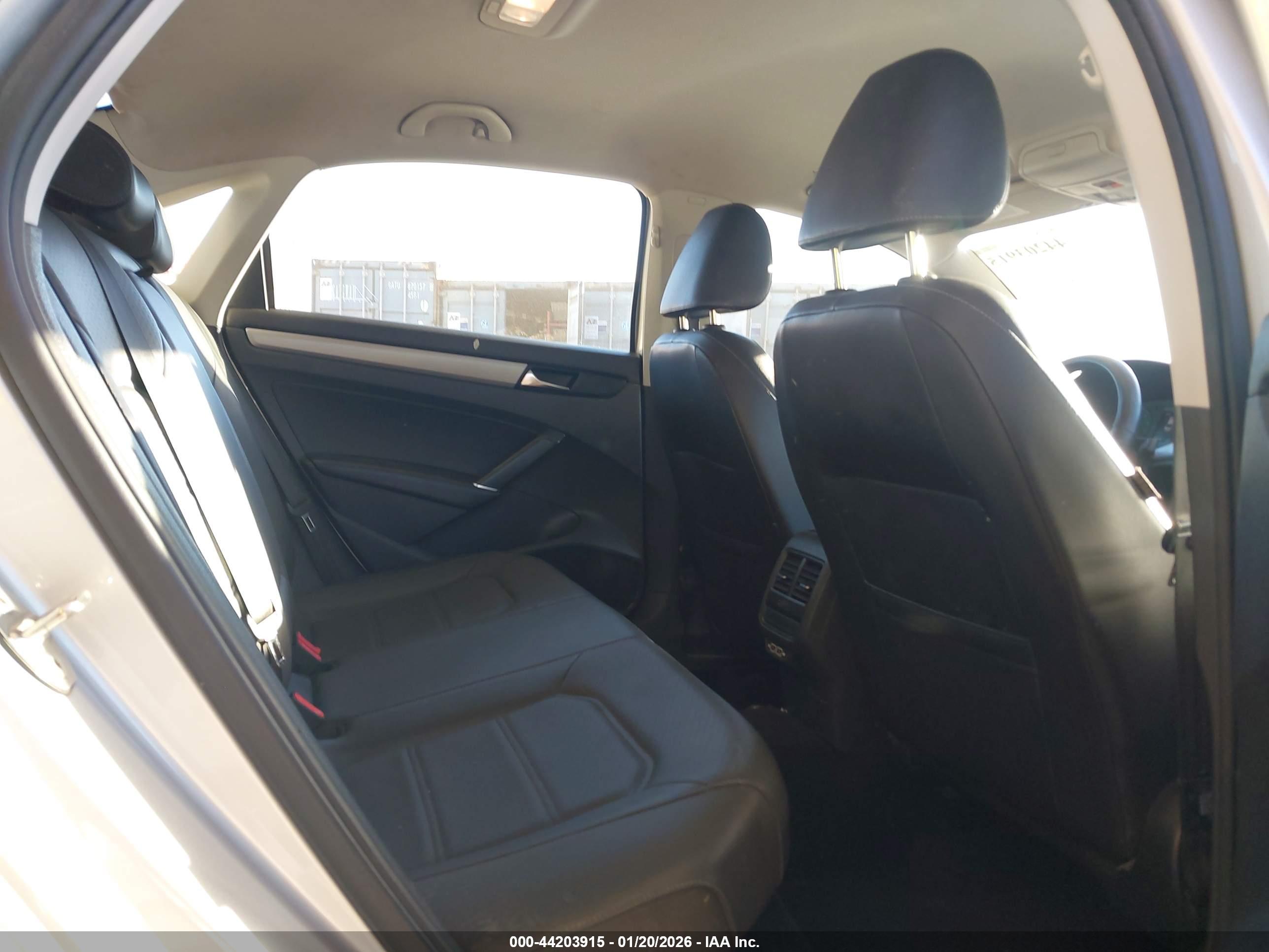 VOLKSWAGEN PASSAT image 8
