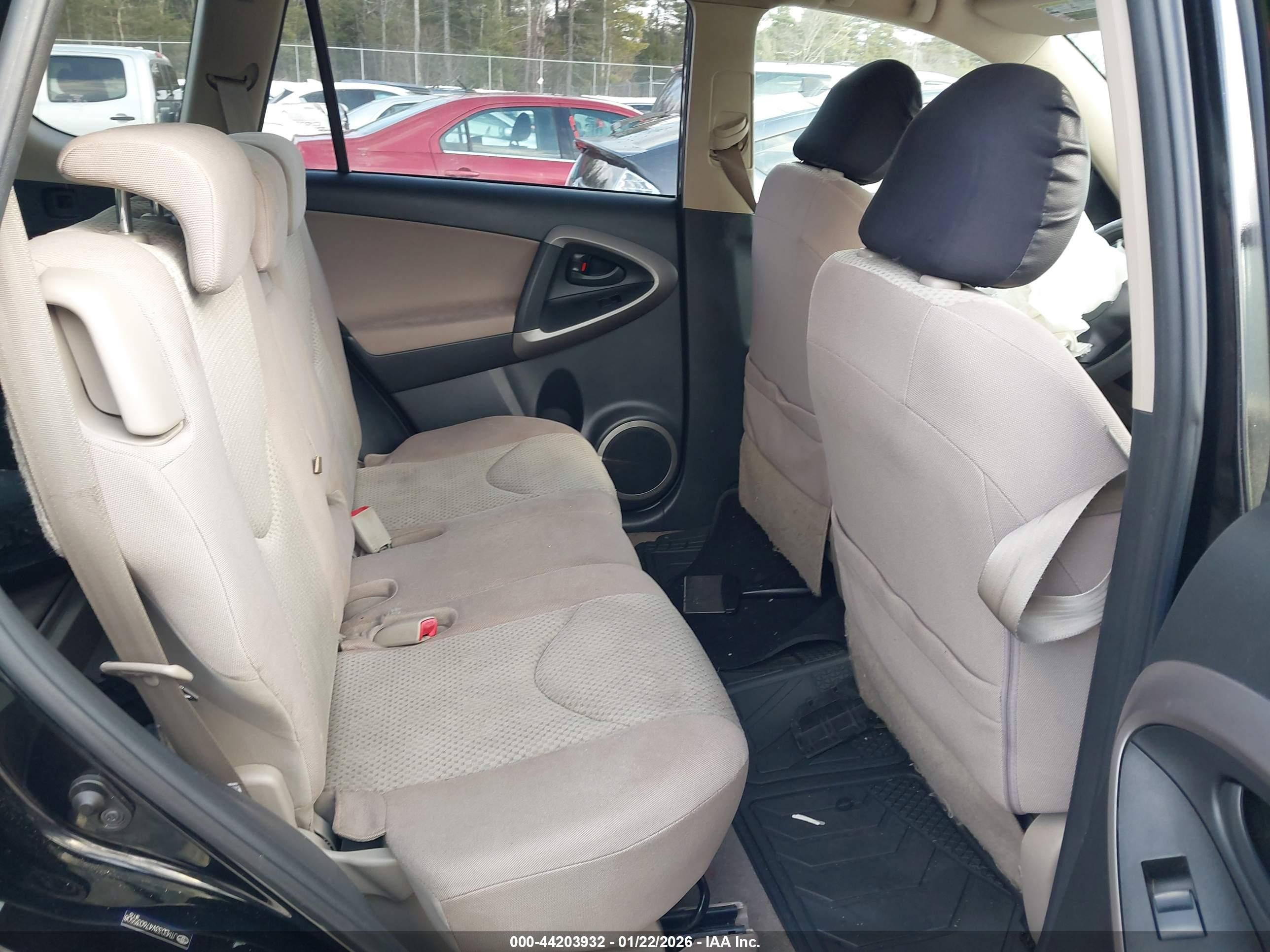 TOYOTA RAV4 image 8