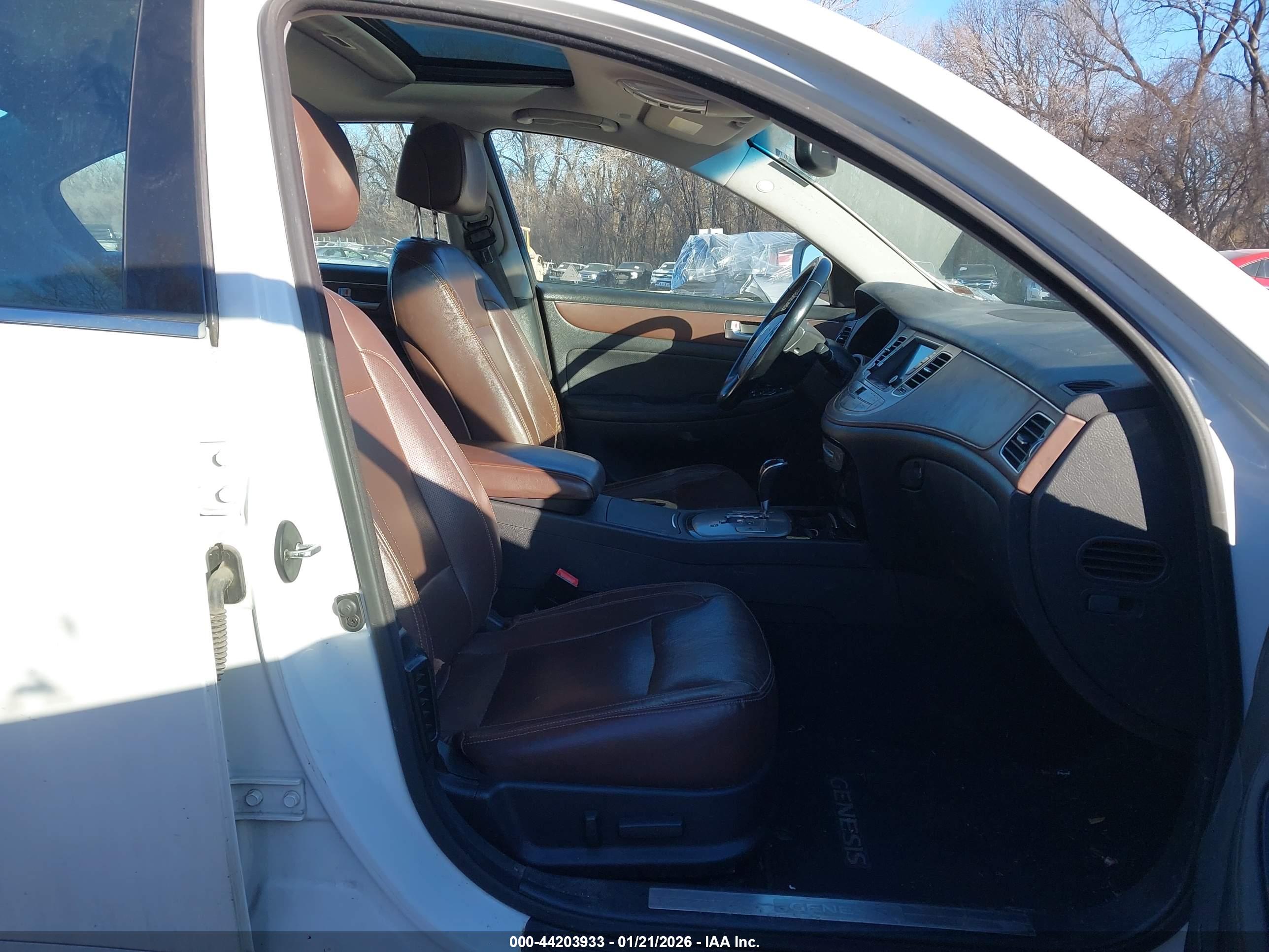 HYUNDAI GENESIS image 5