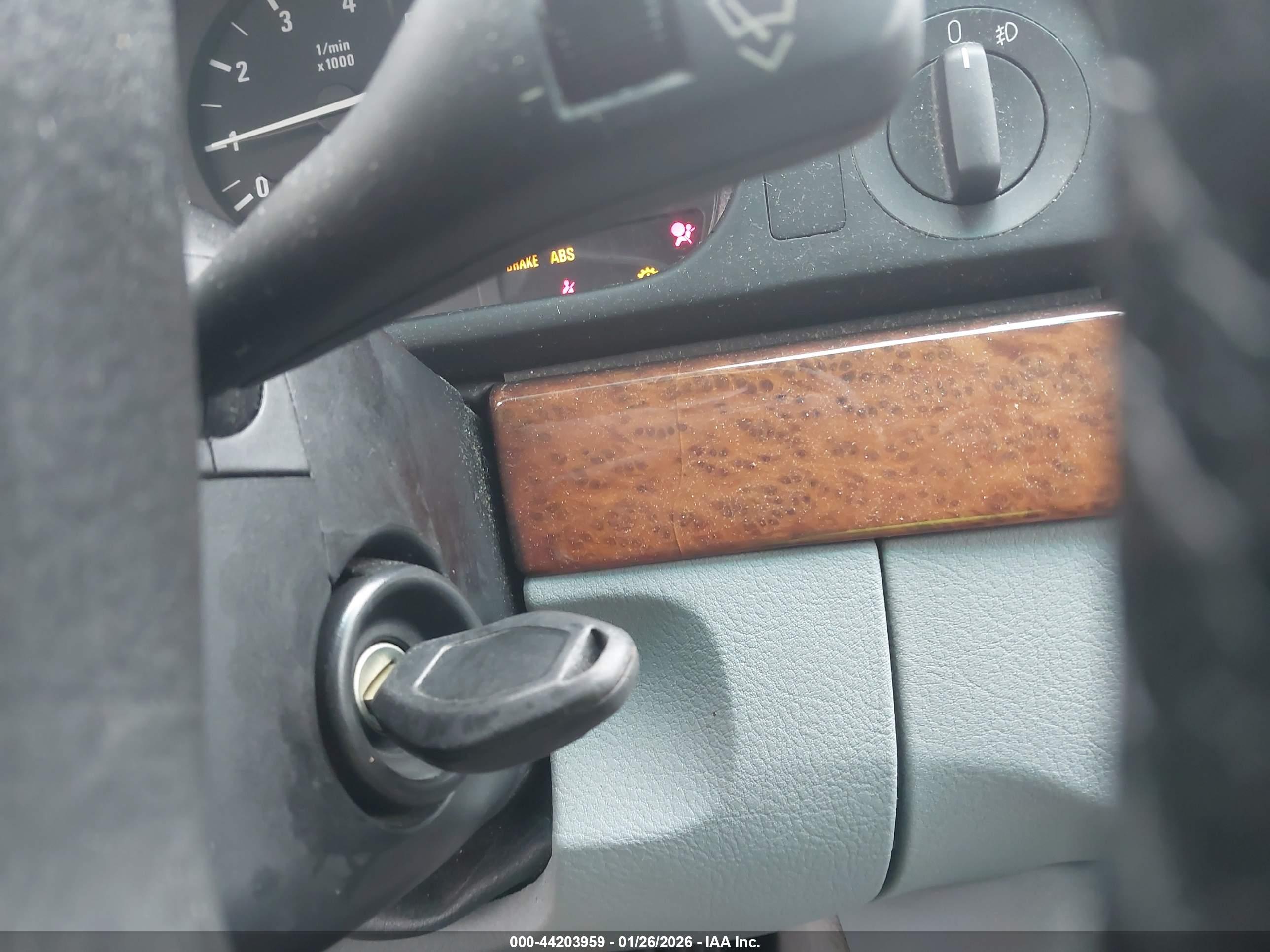 BMW 528IA image 11