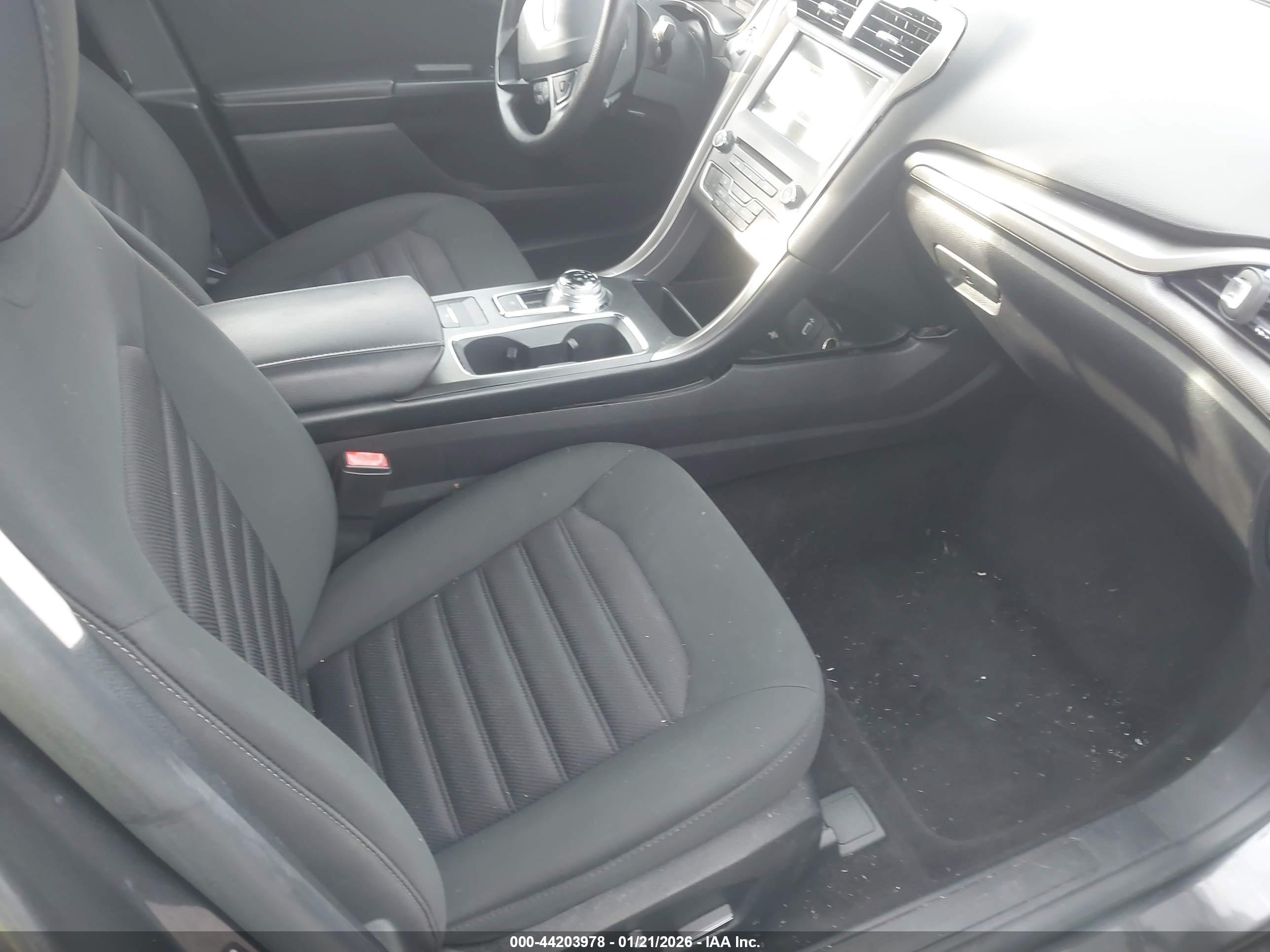 FORD FUSION image 5