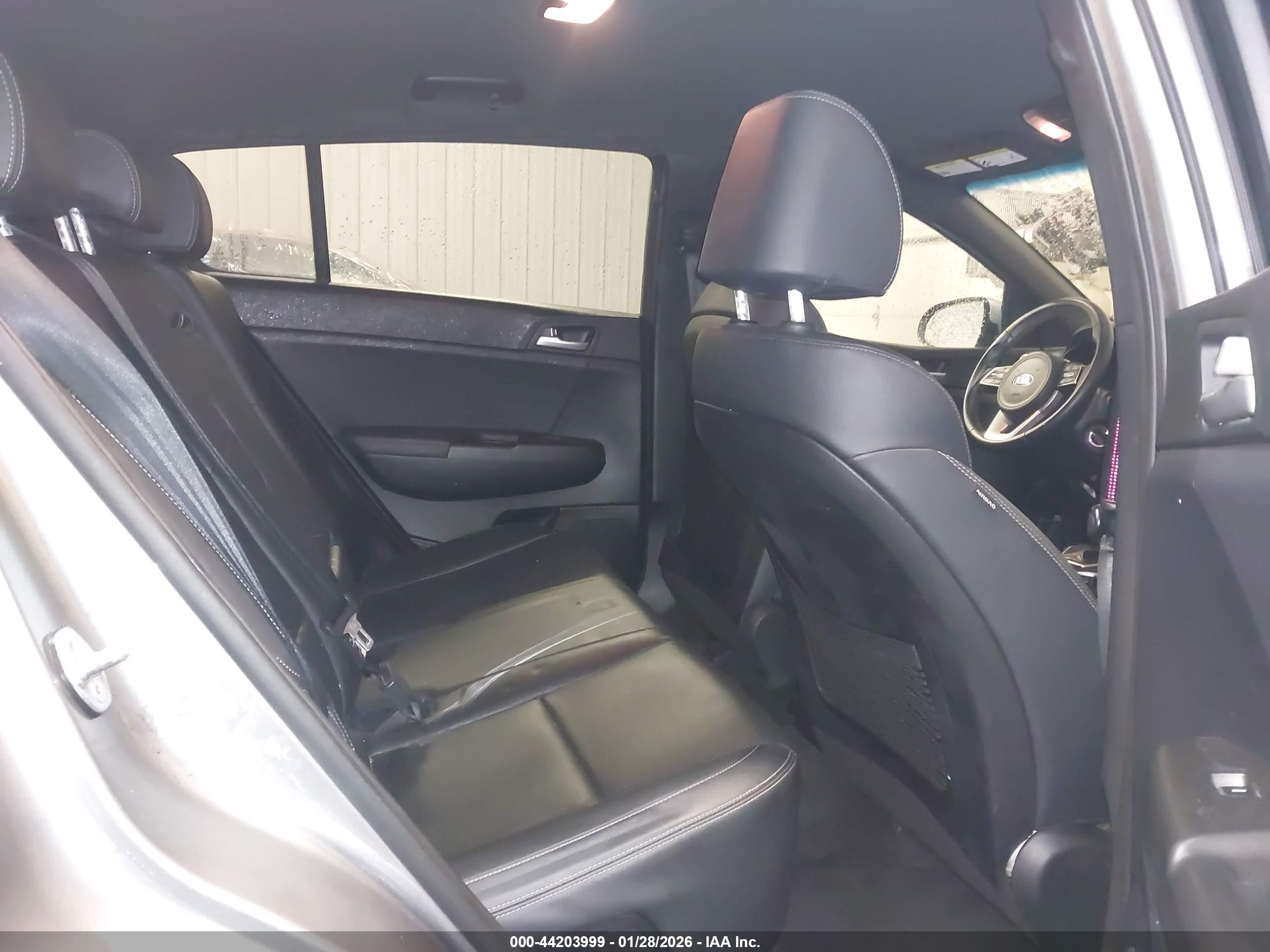 KIA SPORTAGE image 8