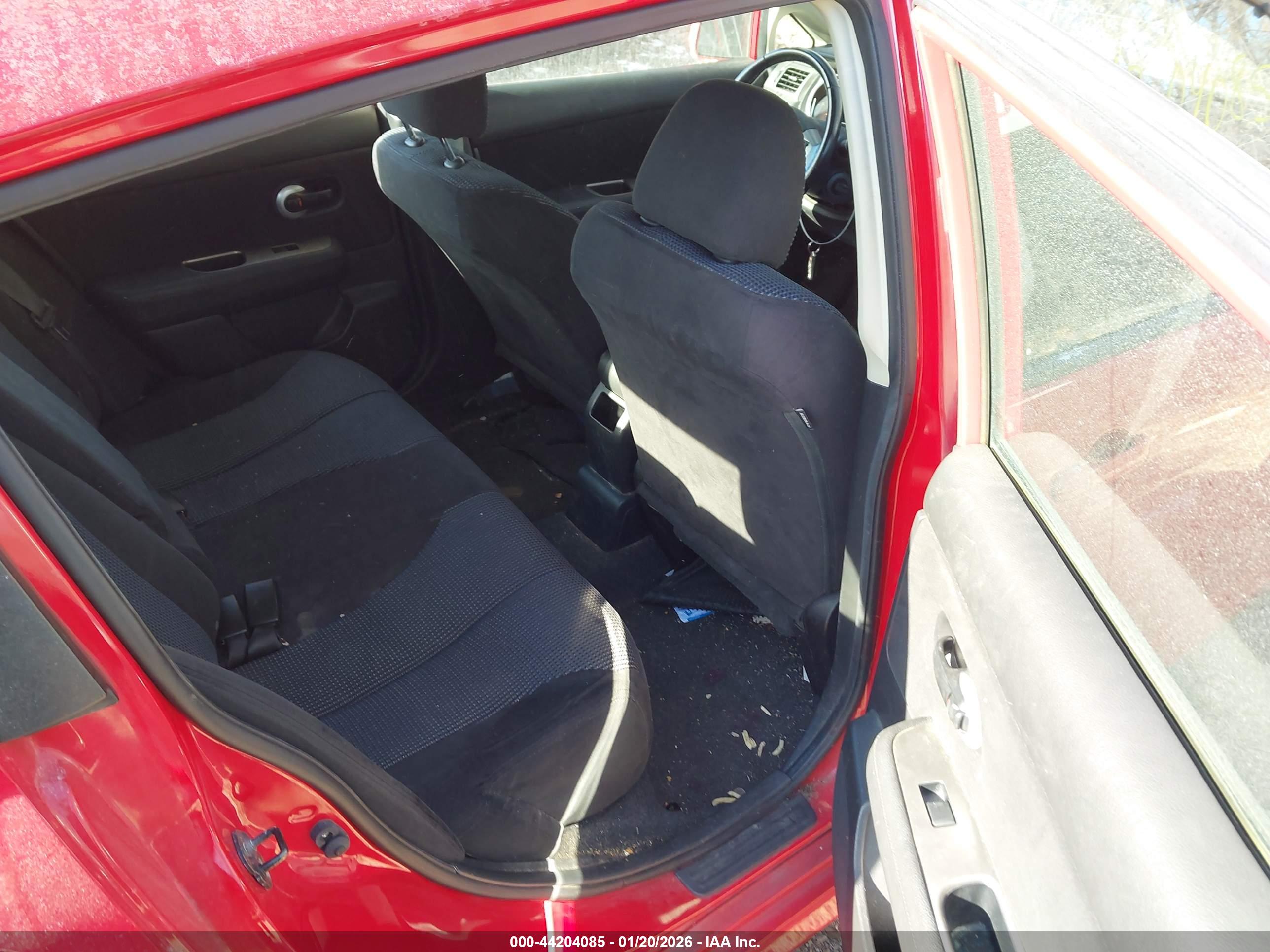 NISSAN VERSA image 8