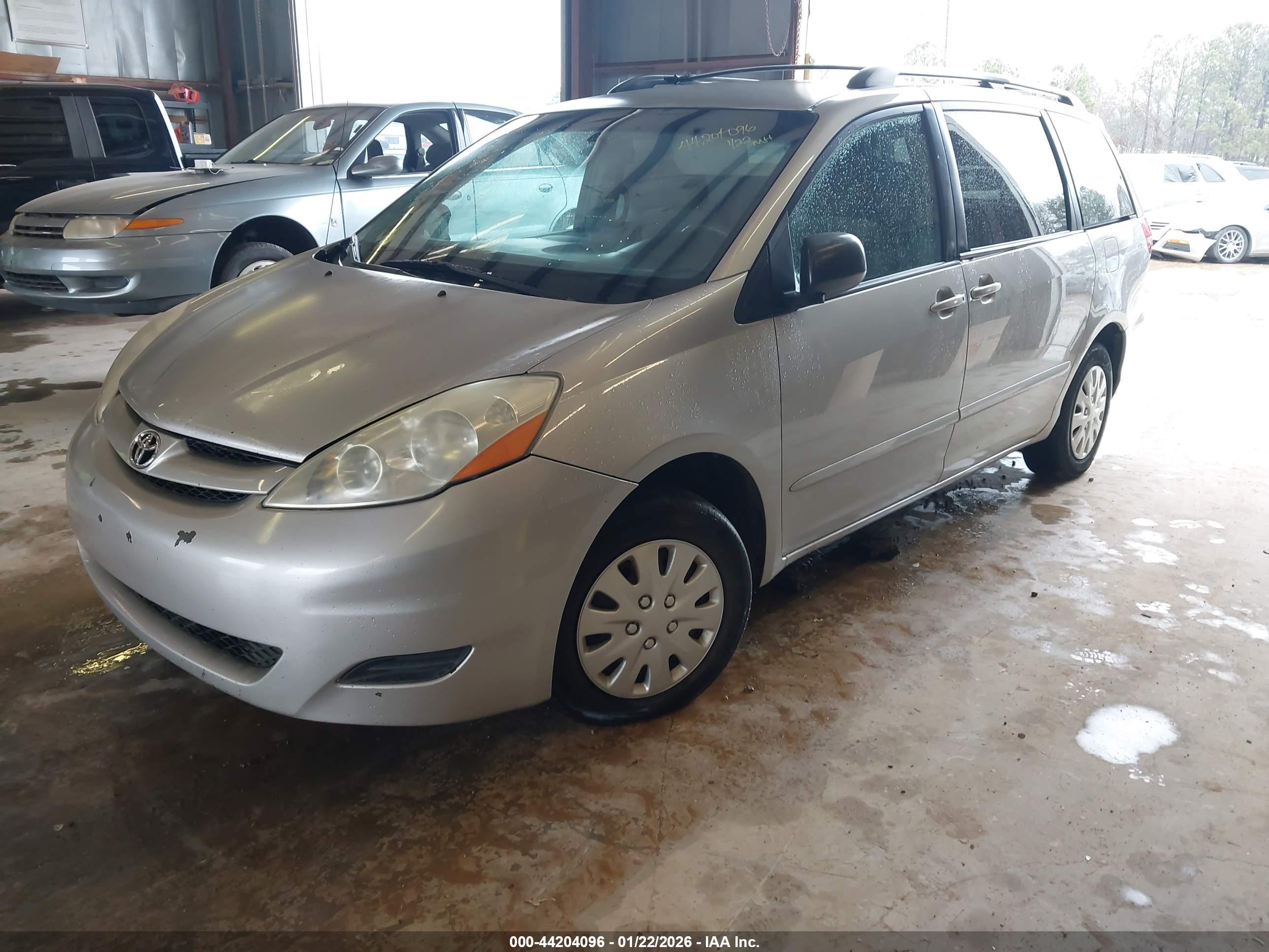 TOYOTA SIENNA image 2
