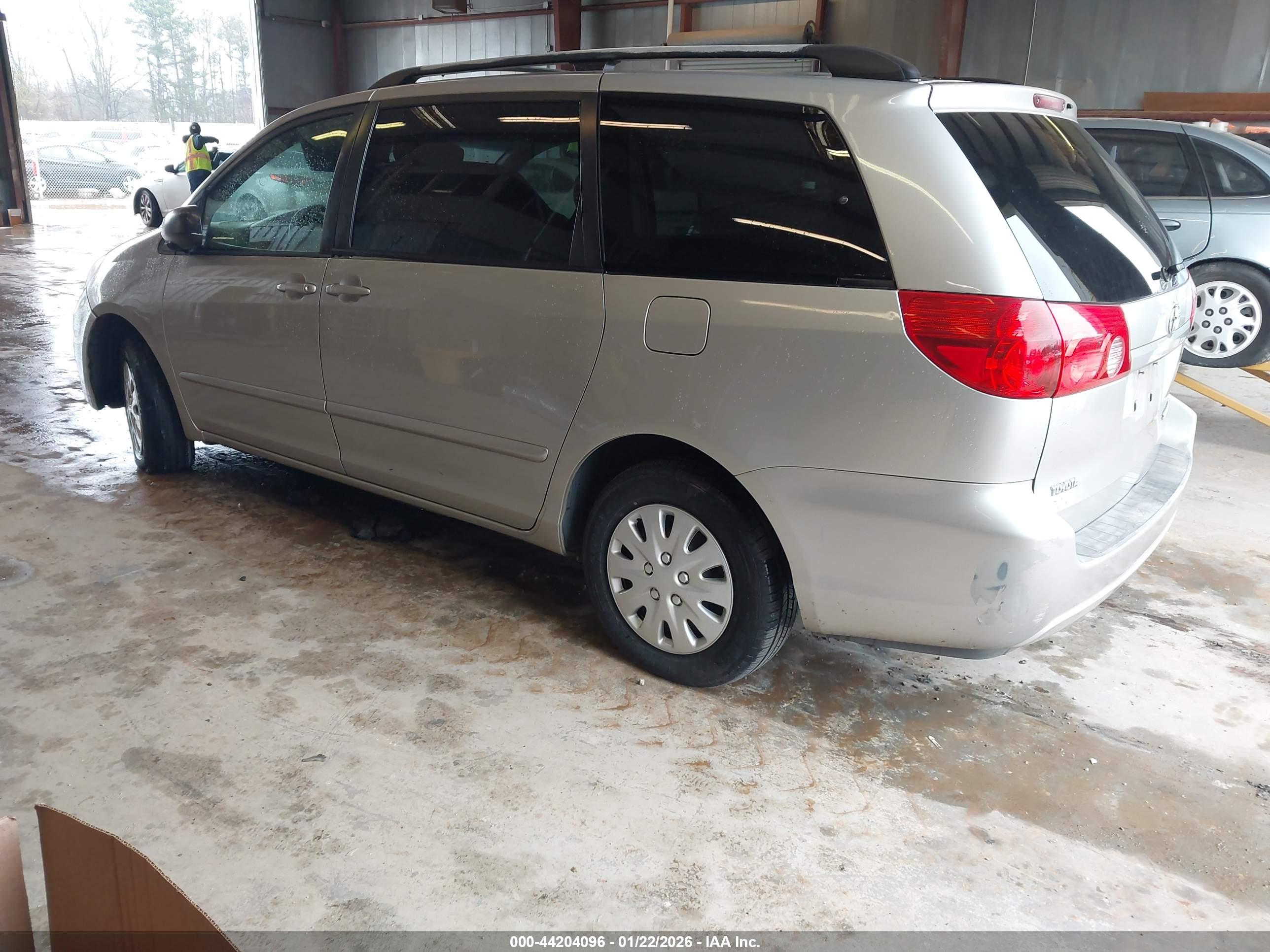 TOYOTA SIENNA image 3