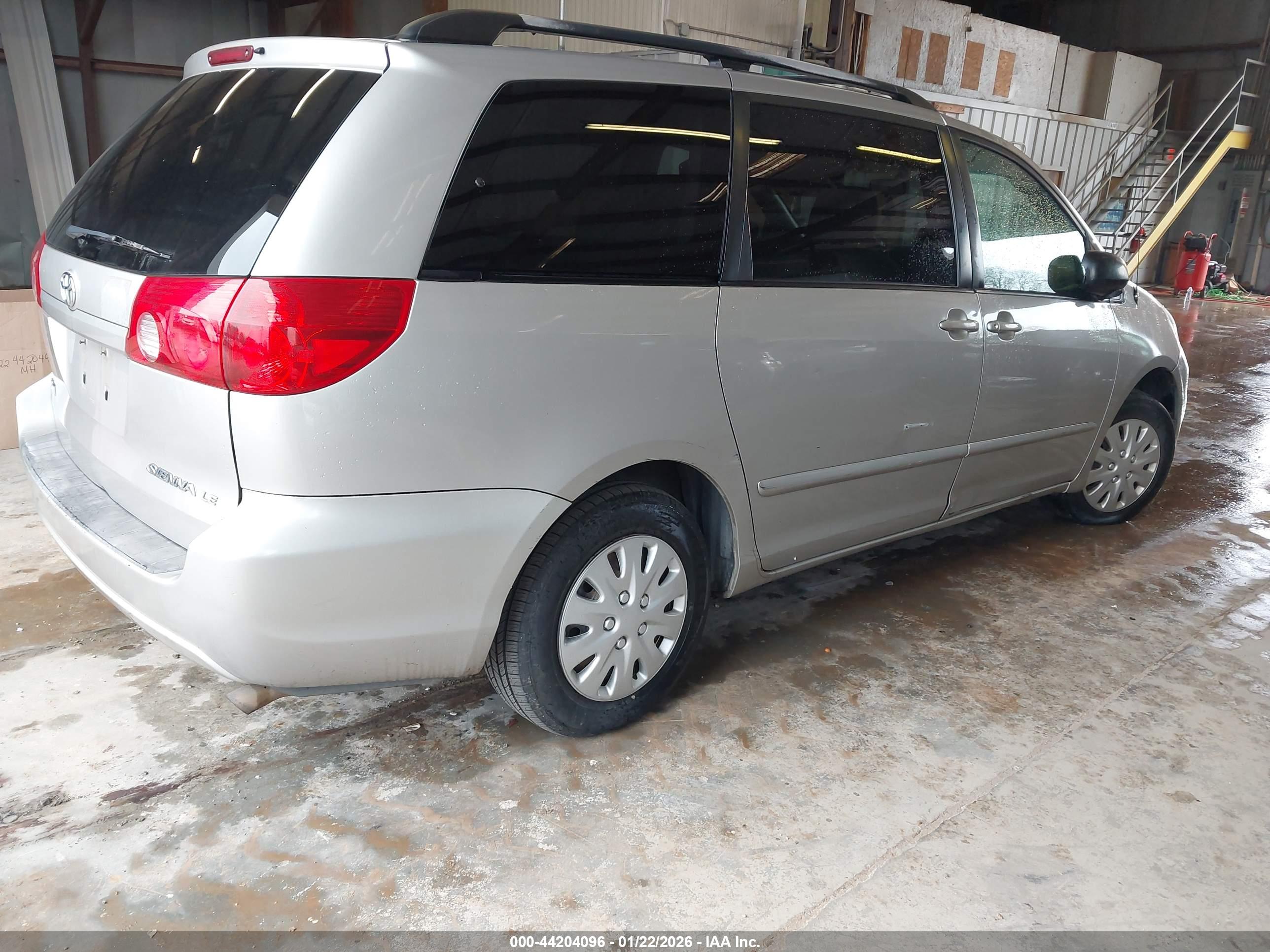 TOYOTA SIENNA image 4