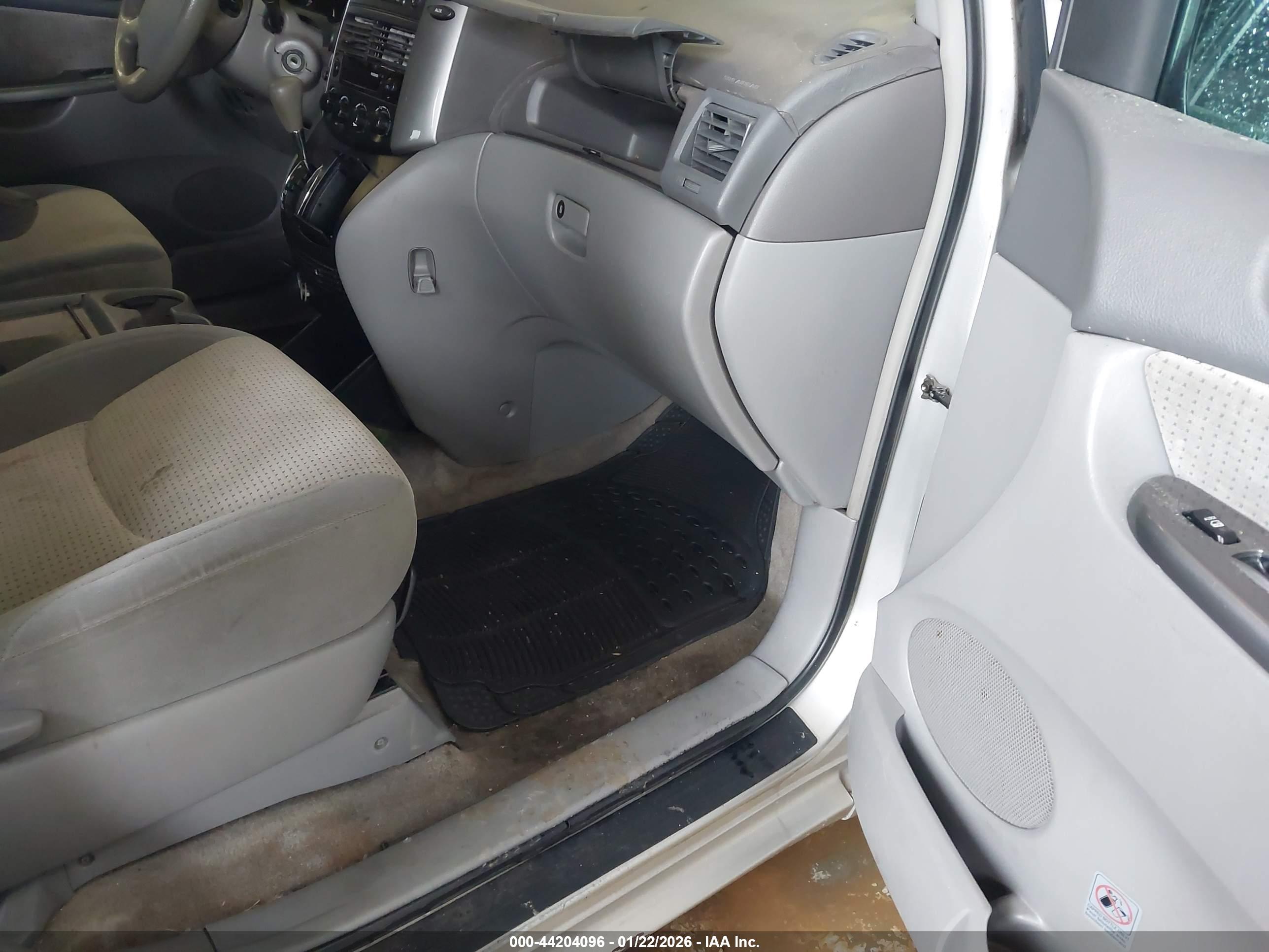 TOYOTA SIENNA image 5