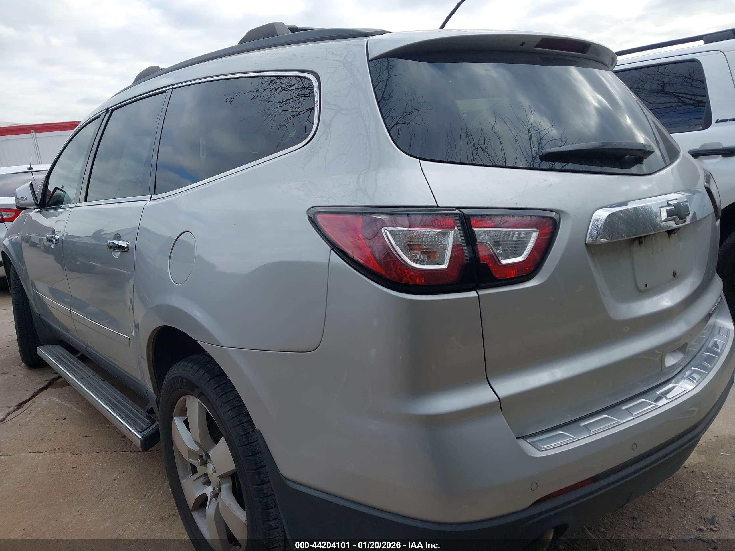 CHEVROLET TRAVERSE image 3